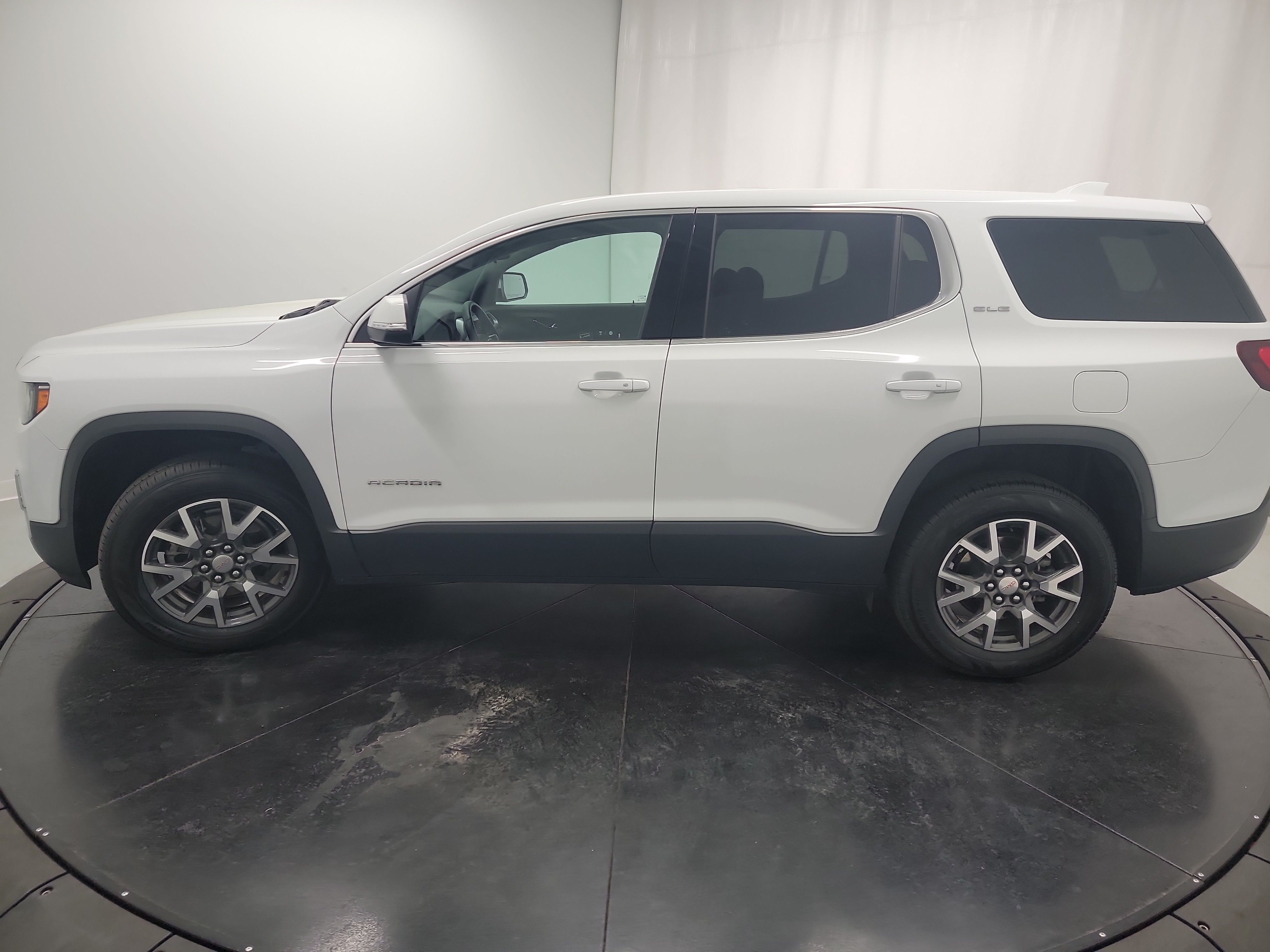 2022 GMC Acadia SLE photo