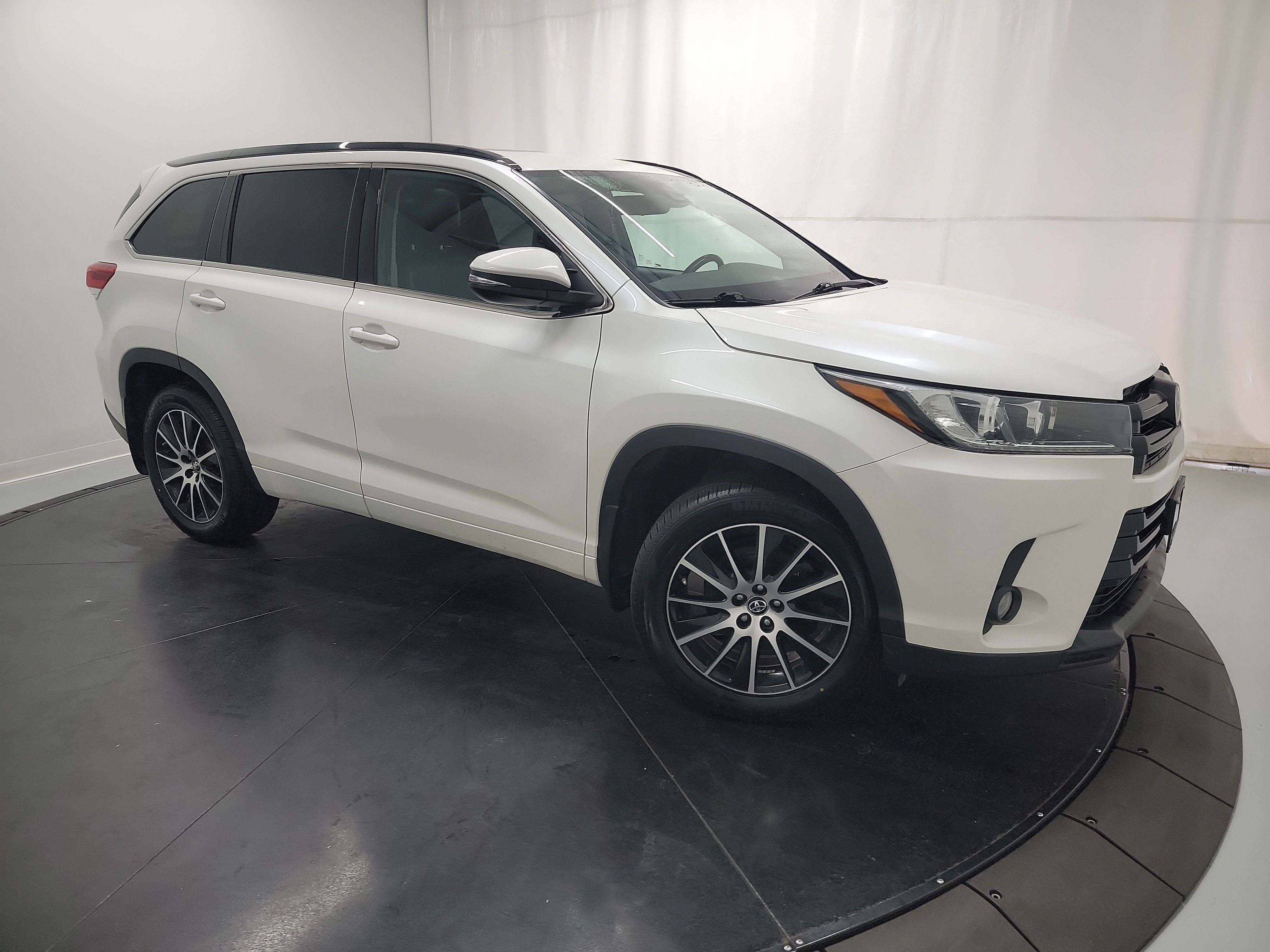 2017 Toyota Highlander SE photo