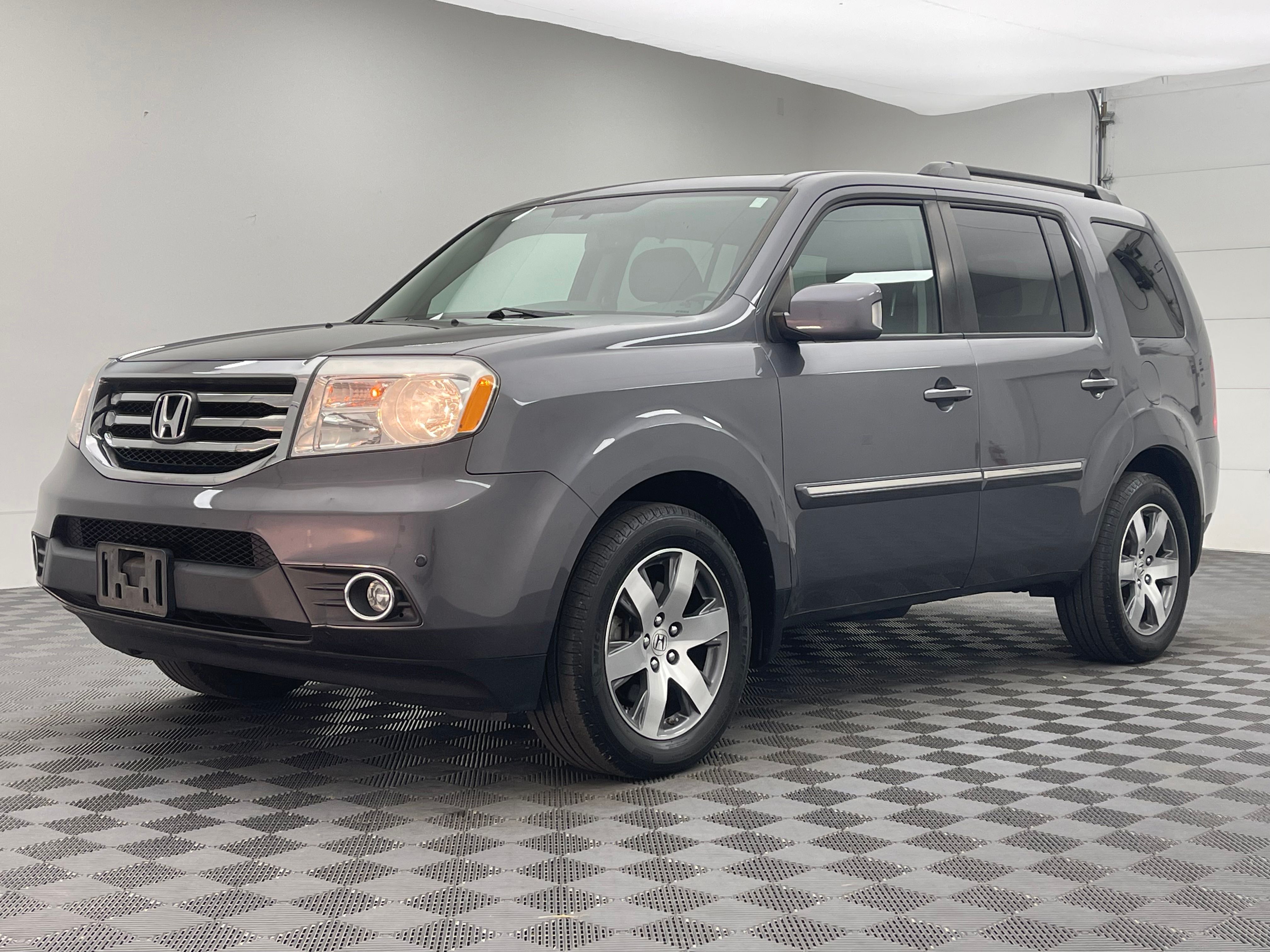 Used 2015 Modern Steel Metallic Honda Touring image 2