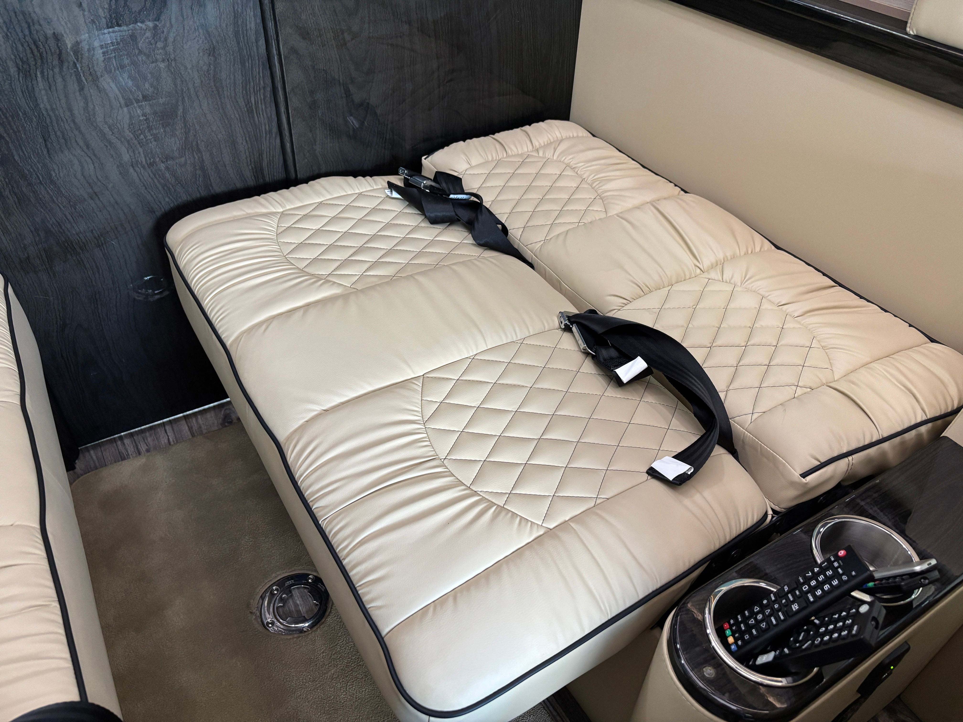 Used 2021 Silver Mercedes-Benz Midwest Luxe Cruiser image 45