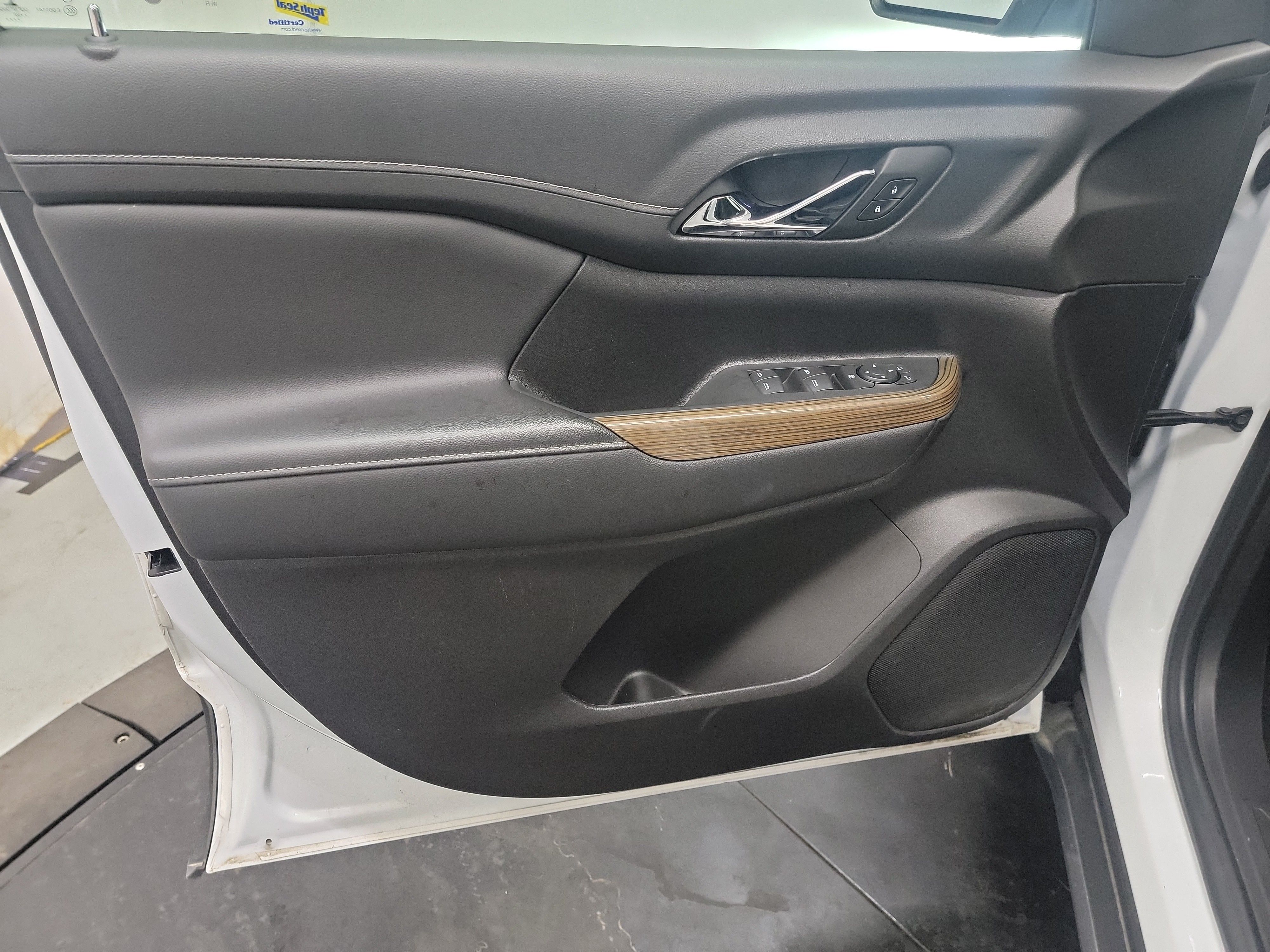 2022 GMC Acadia SLE photo
