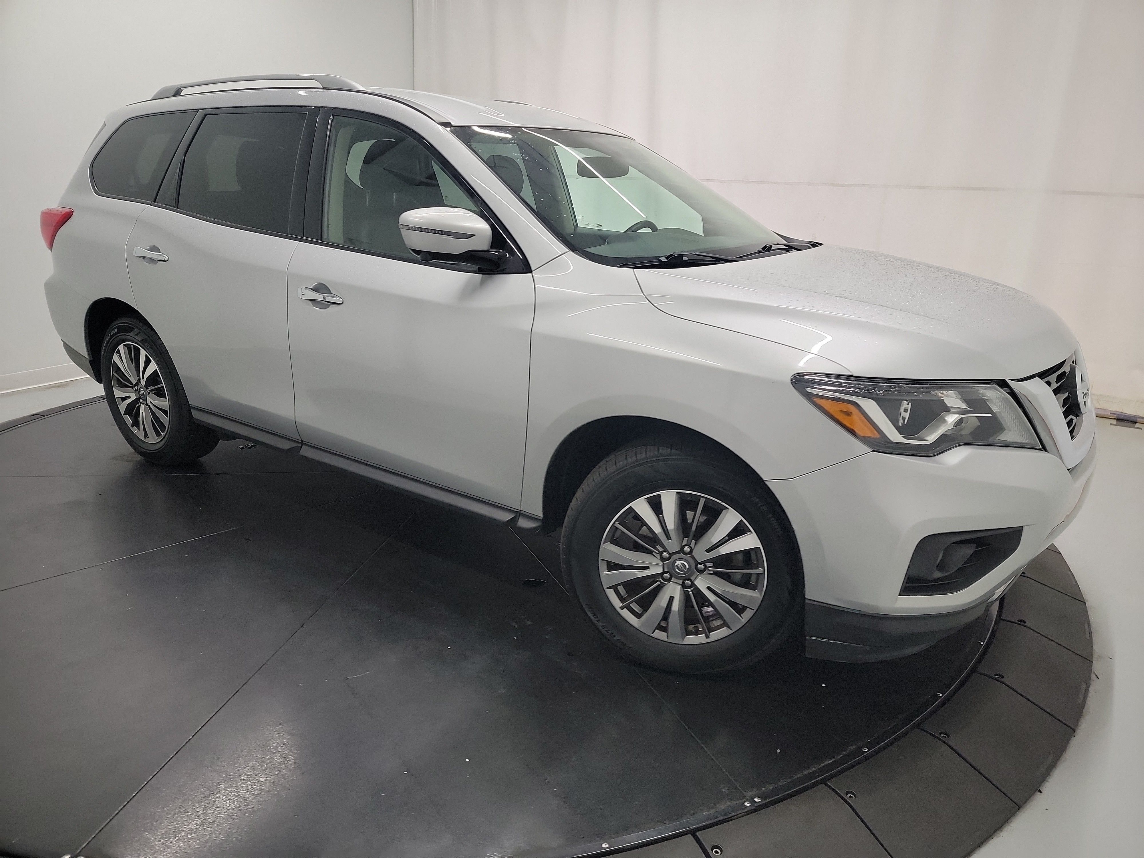 2019 Nissan Pathfinder SL photo