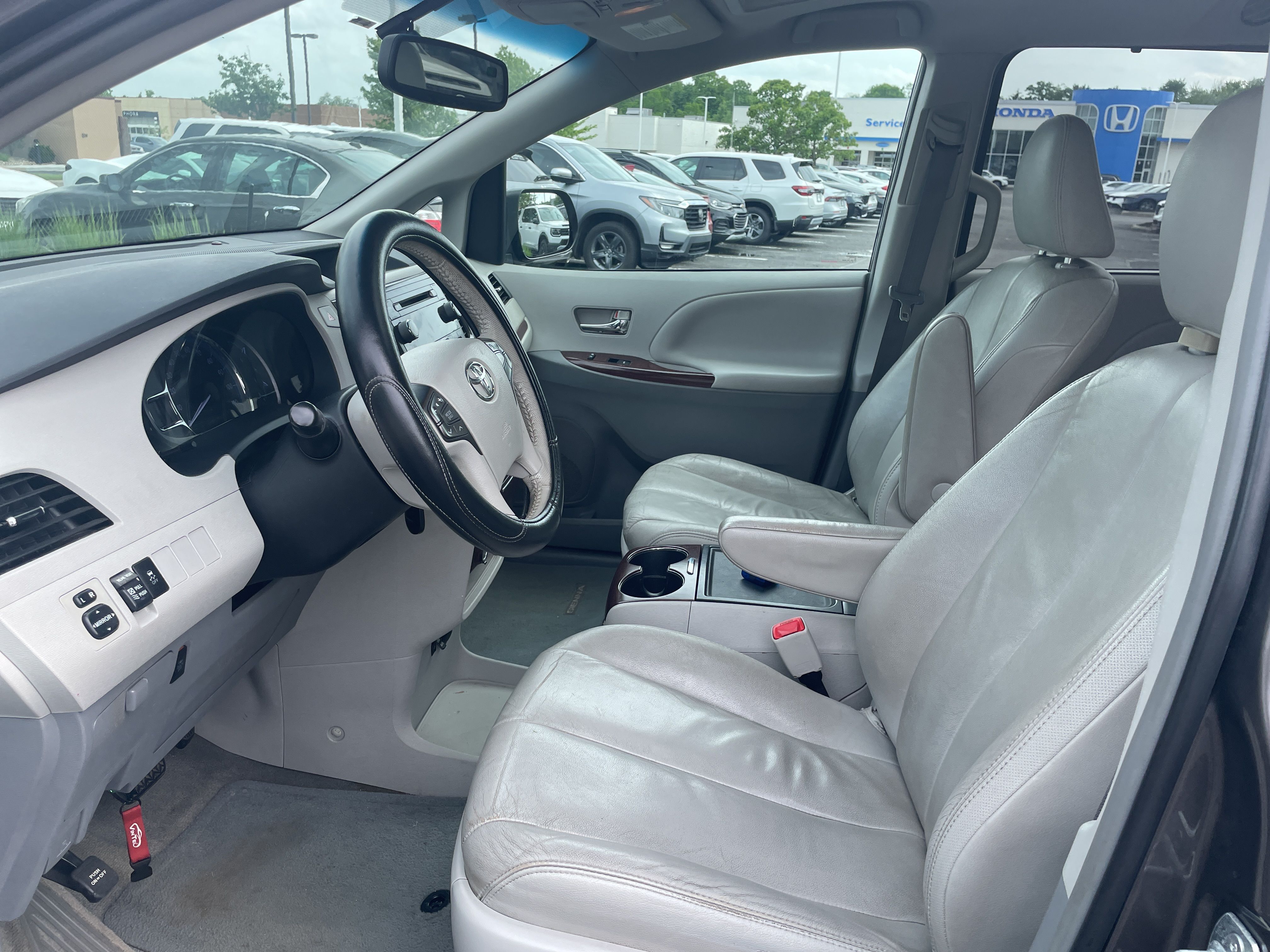 2013 Toyota Sienna XLE 7-Passenger Auto Access Se photo