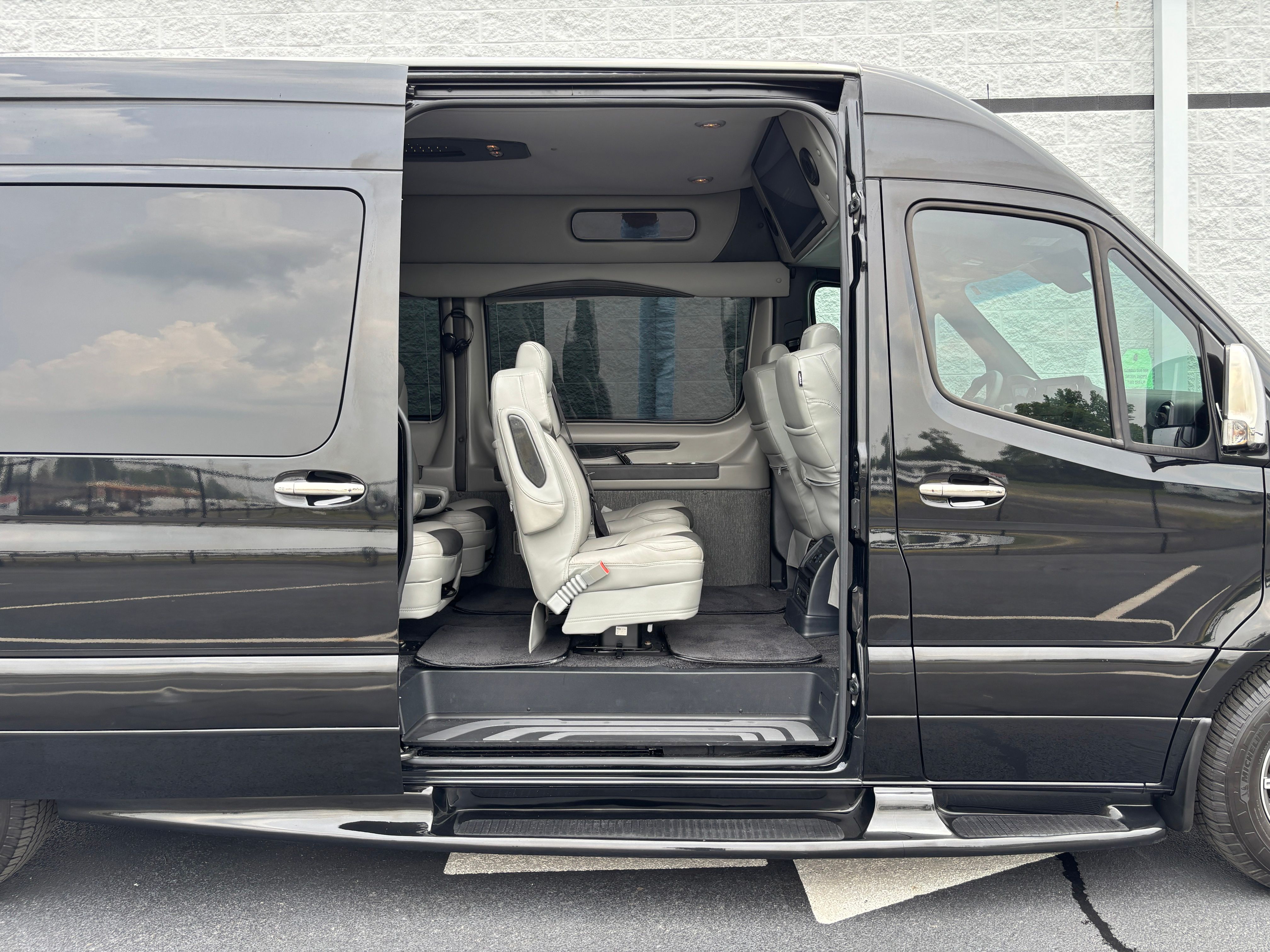 Used 2023 Black Mercedes-Benz Explorer Limited SE image 9