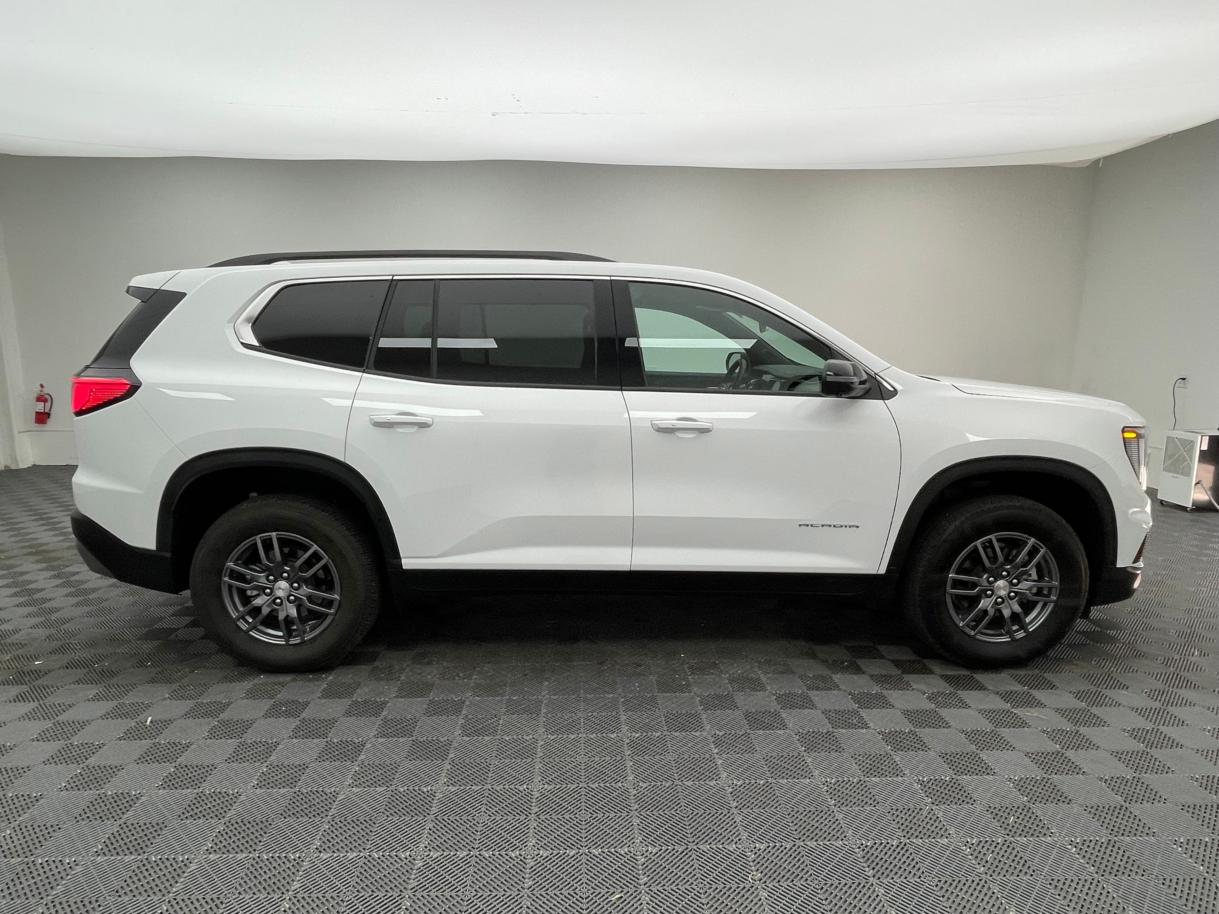 Used 2025 Summit White GMC Elevation image 6