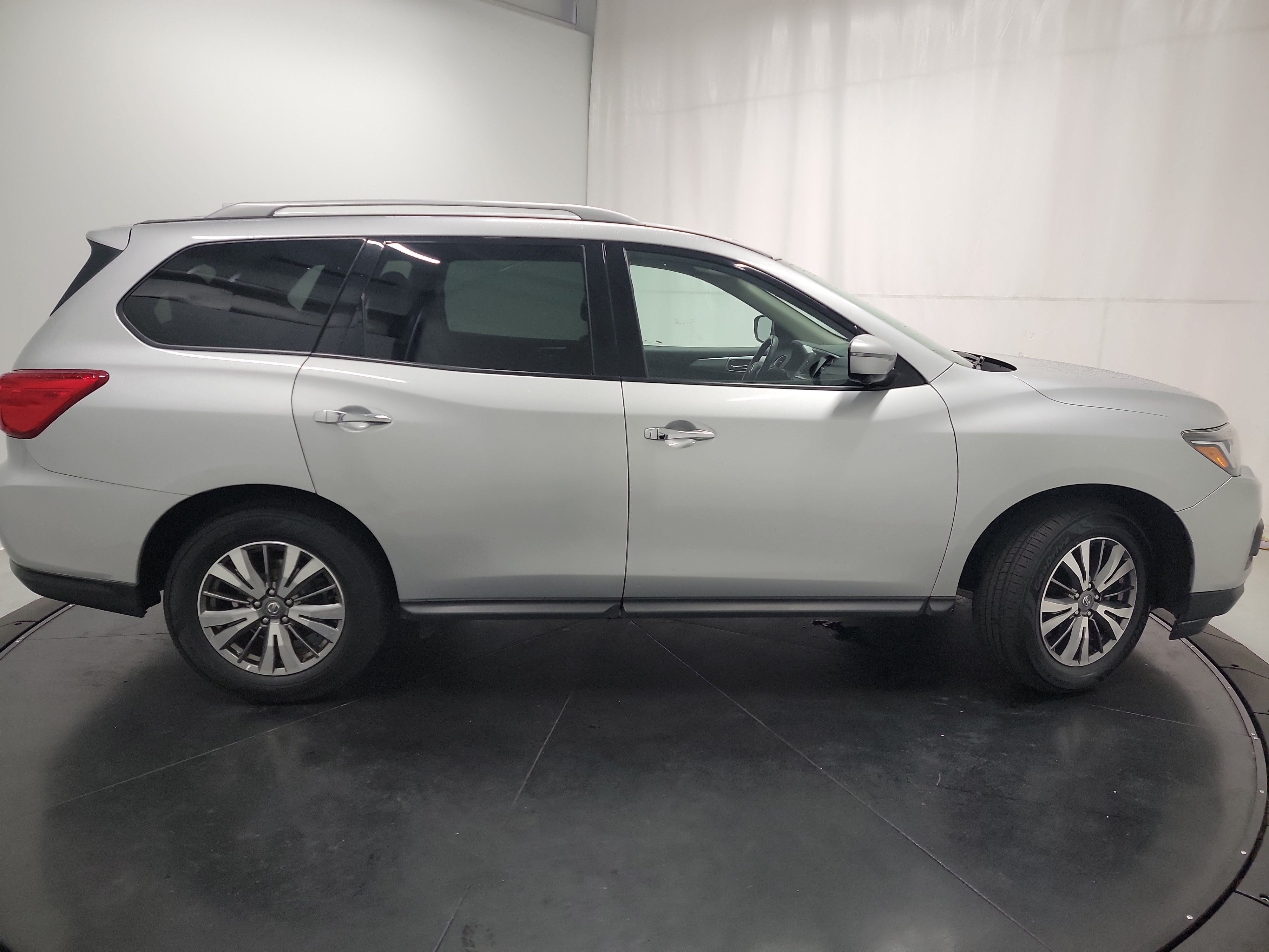 2019 Nissan Pathfinder SL photo