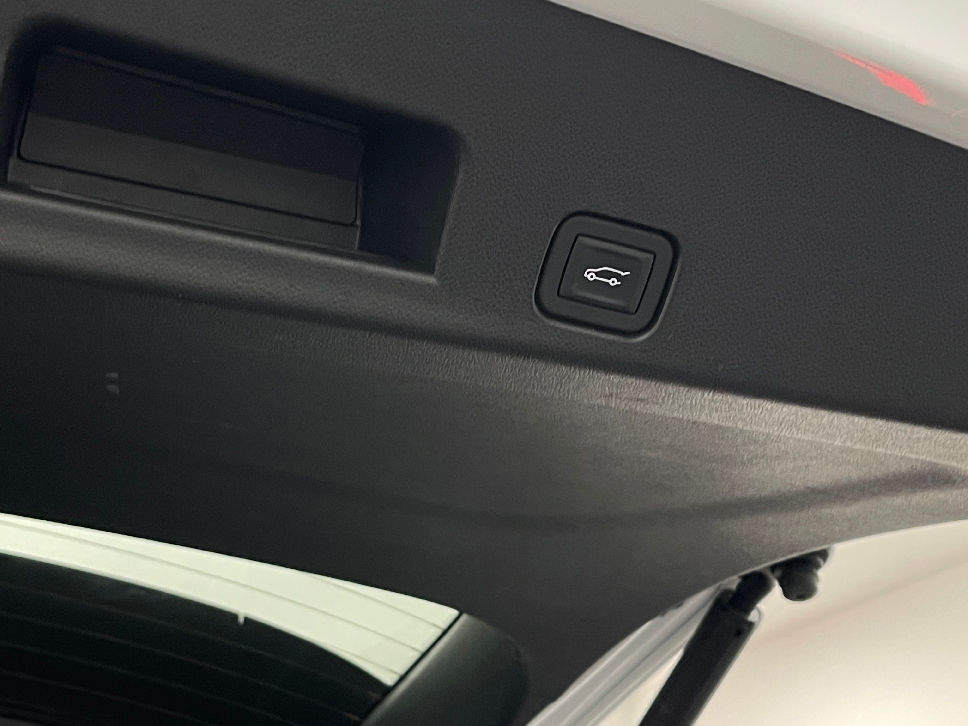 Used 2025 Summit White GMC Elevation image 10
