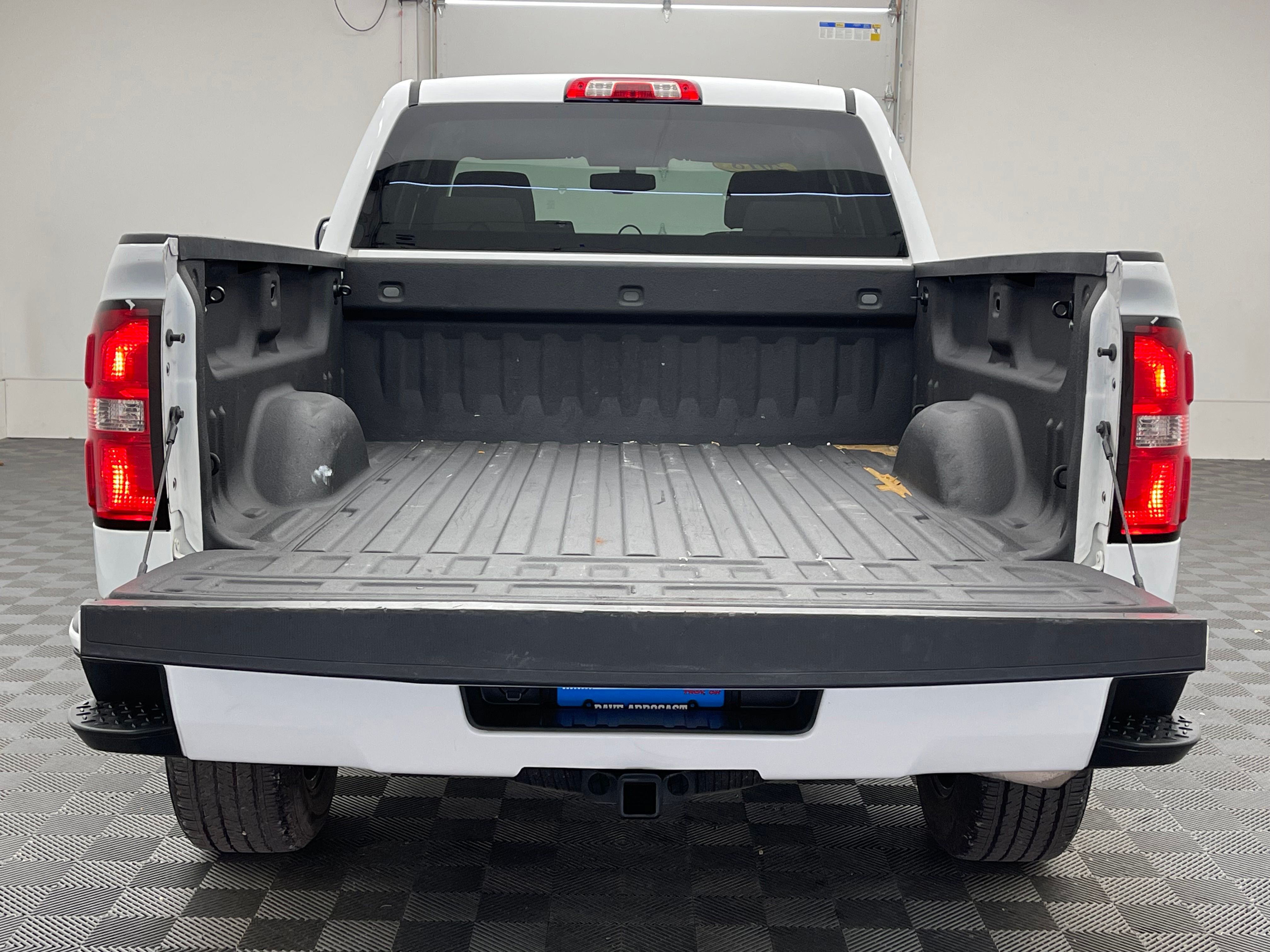 Used 2018 Summit White GMC Base image 8