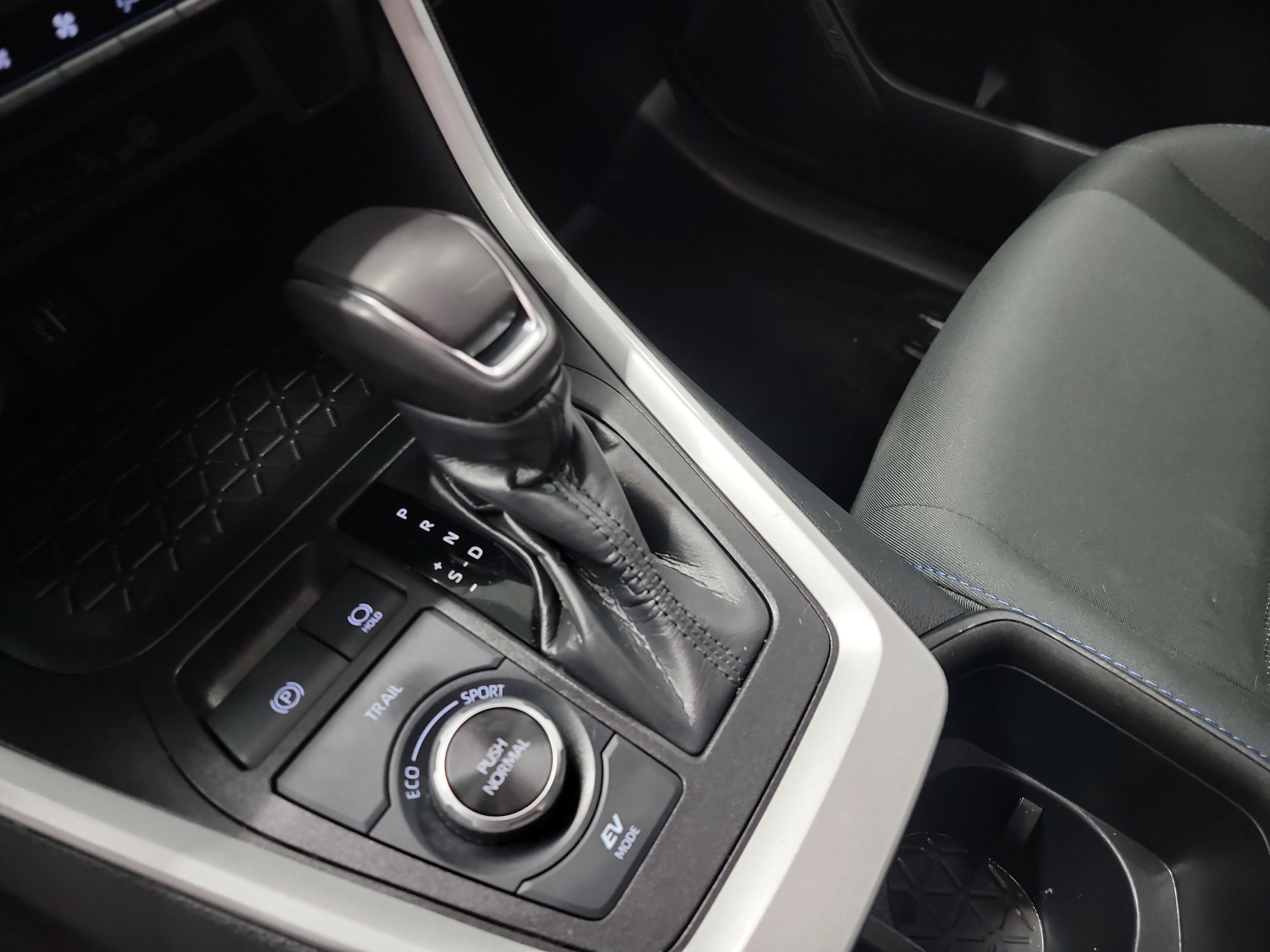 2023 Toyota RAV4 Hybrid SE photo