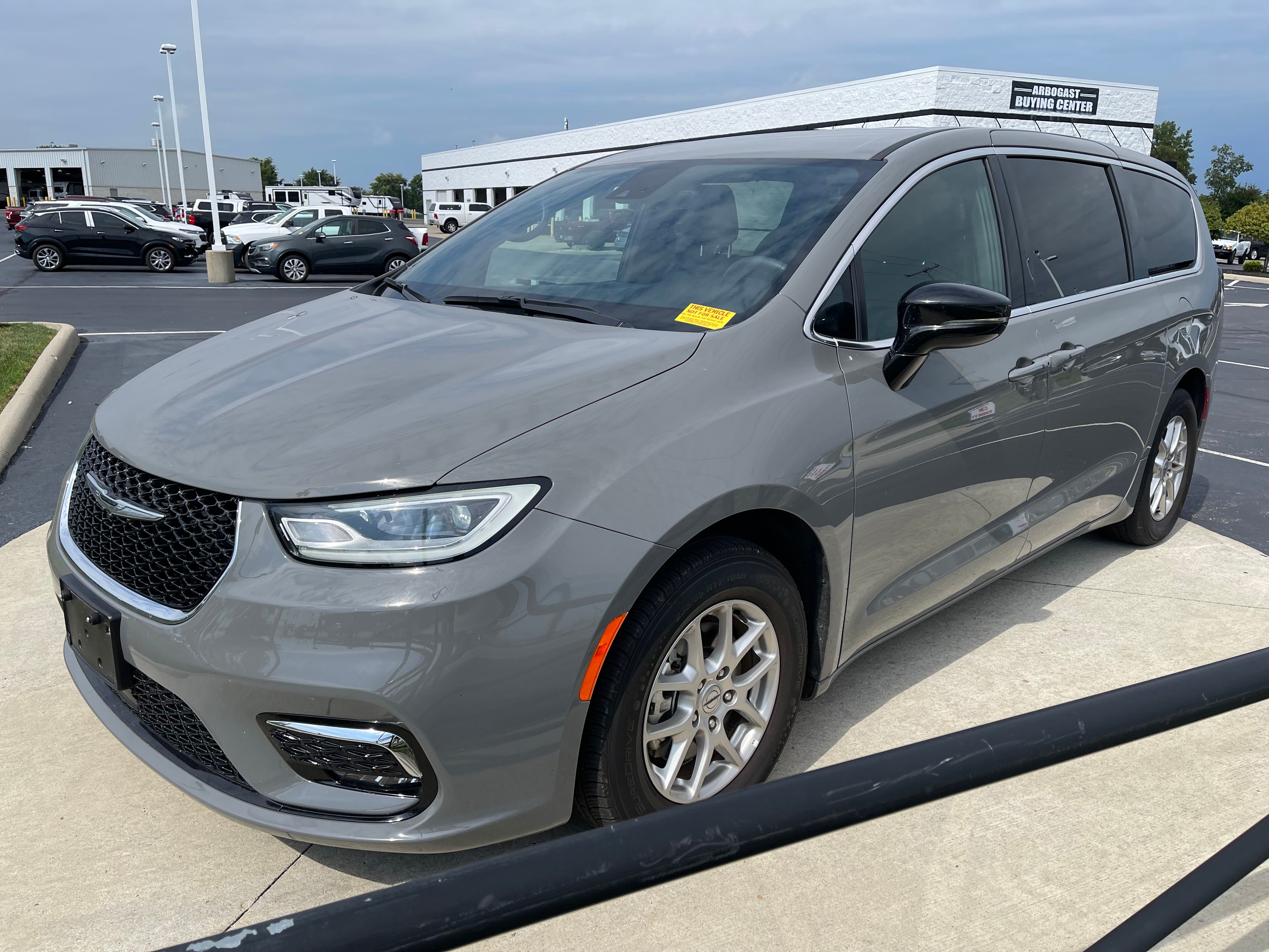 Used 2025 Ceramic Gray Clearcoat Chrysler Select image 3