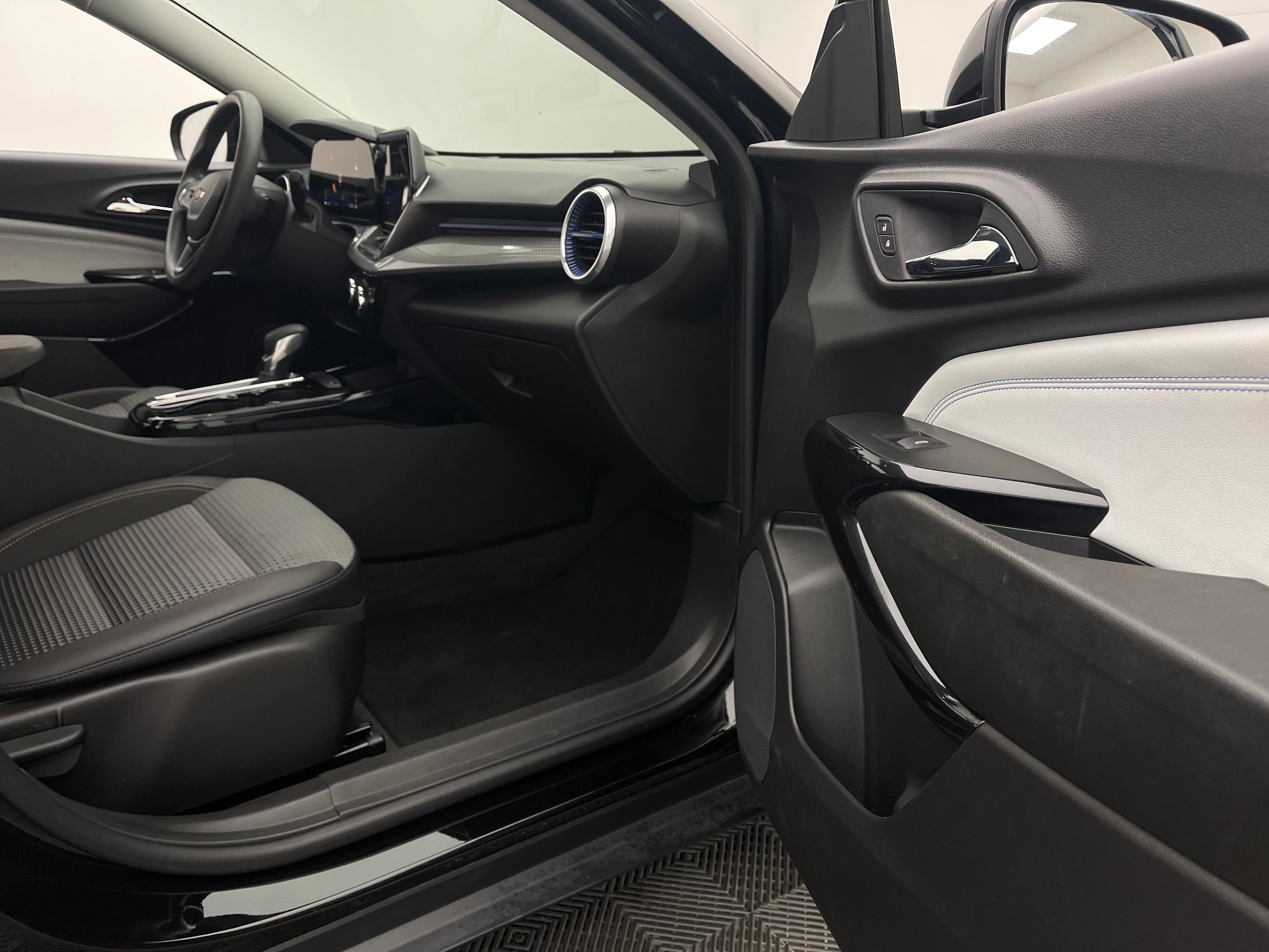 Used 2025 Mosaic Black Metallic Chevrolet LT image 28