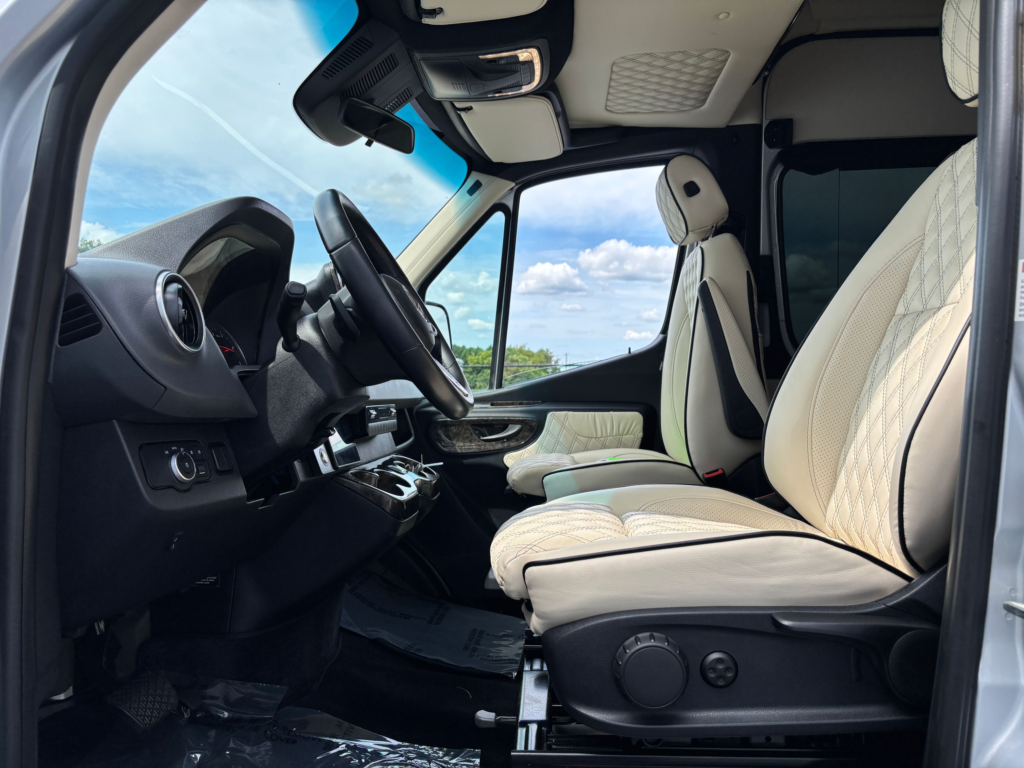 Used 2021 Silver Mercedes-Benz Discovery Cross Country image 18
