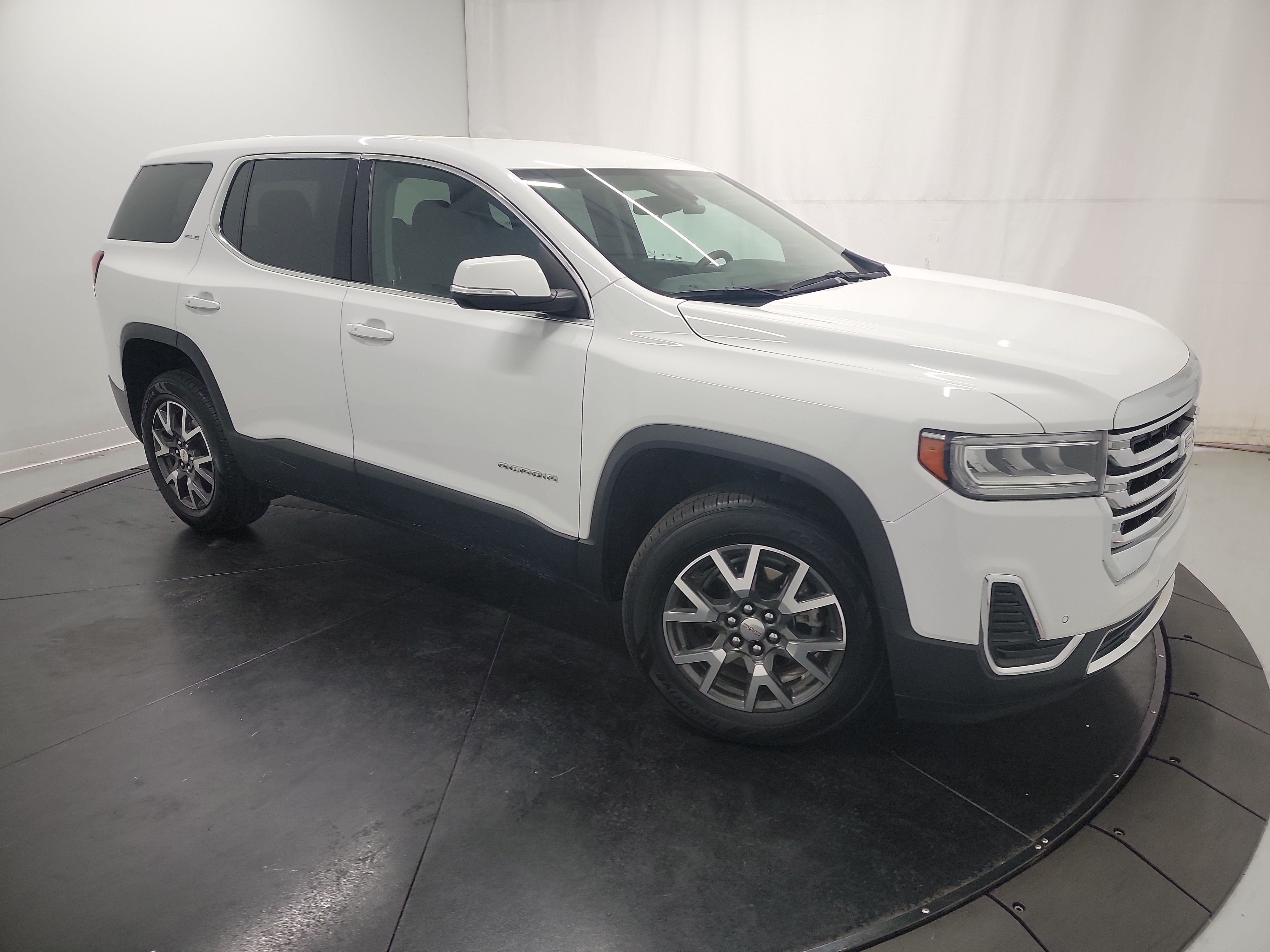 2022 GMC Acadia SLE photo