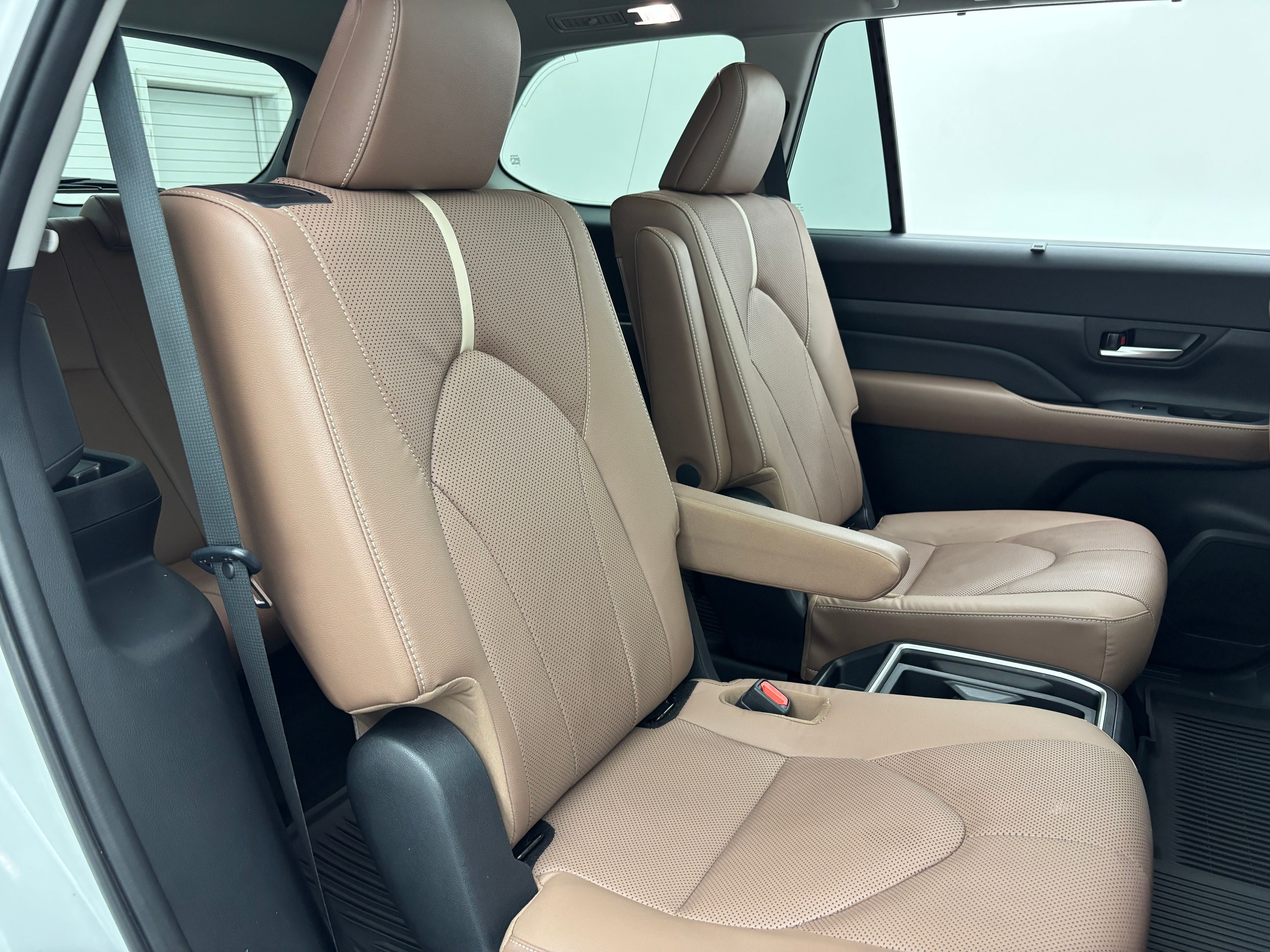 Used 2025 Pearl Toyota Platinum image 41