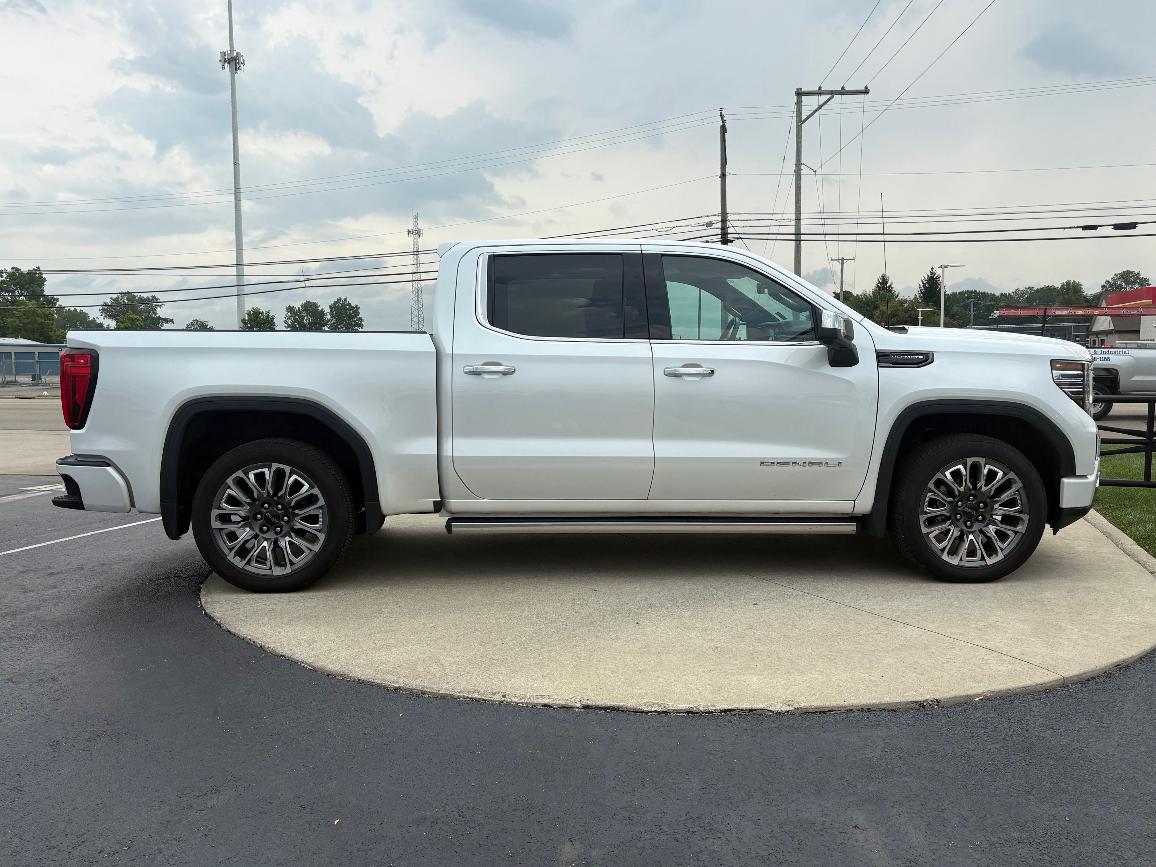 Used 2024 White Frost Tricoat GMC Denali Ultimate image 8