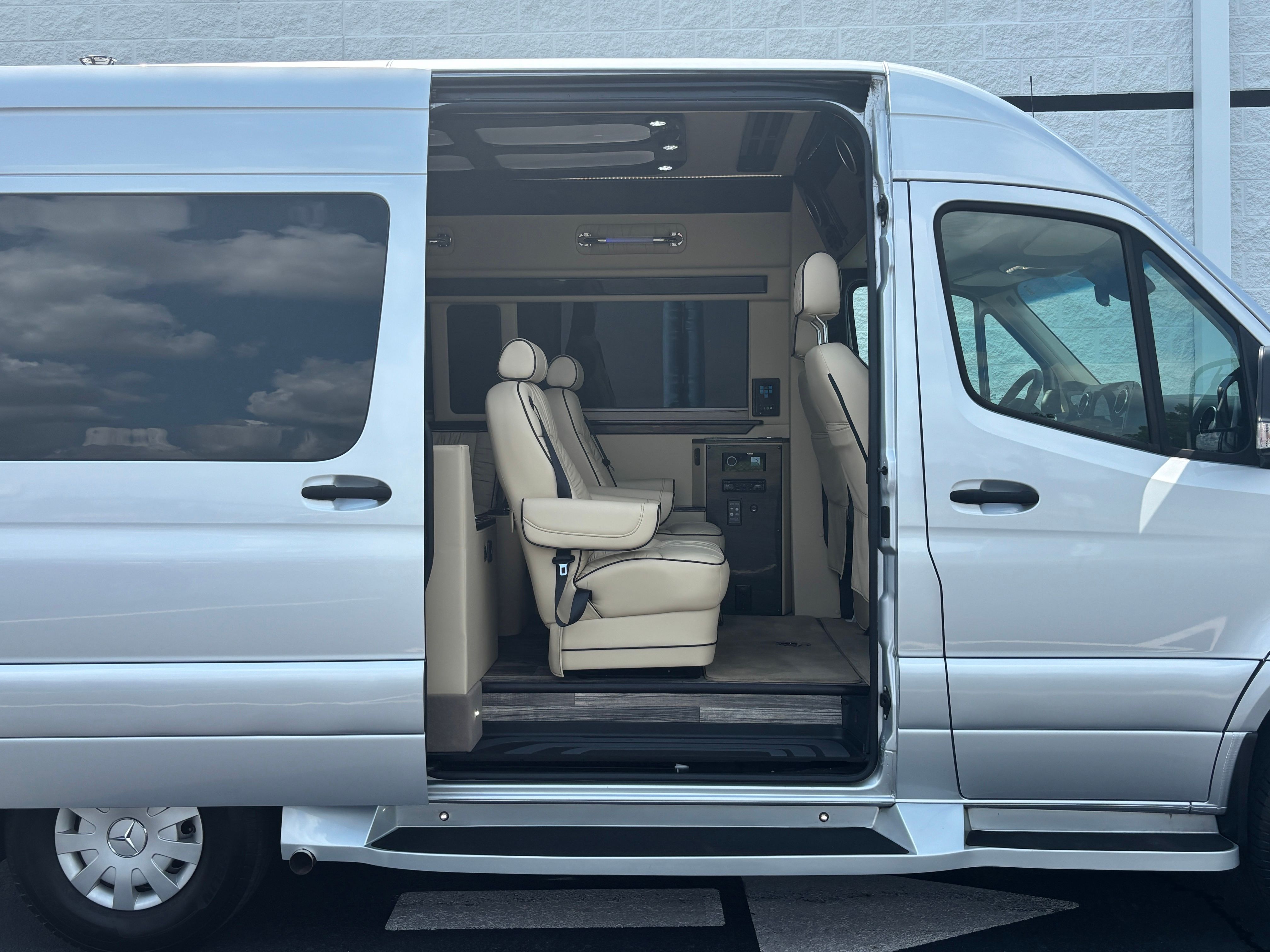 Used 2021 Silver Mercedes-Benz Midwest Luxe Cruiser image 9