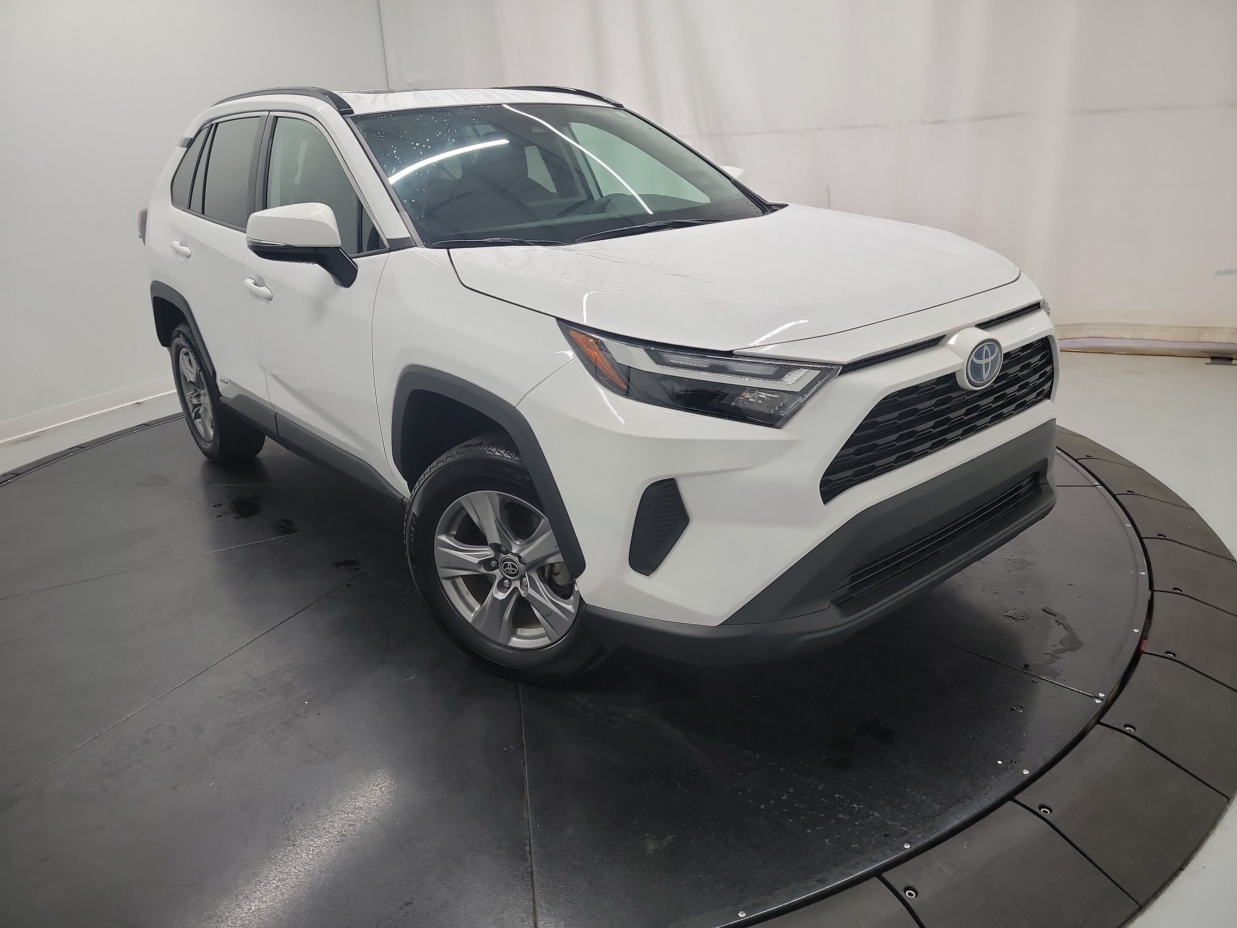 2024 Toyota RAV4 Hybrid XLE photo