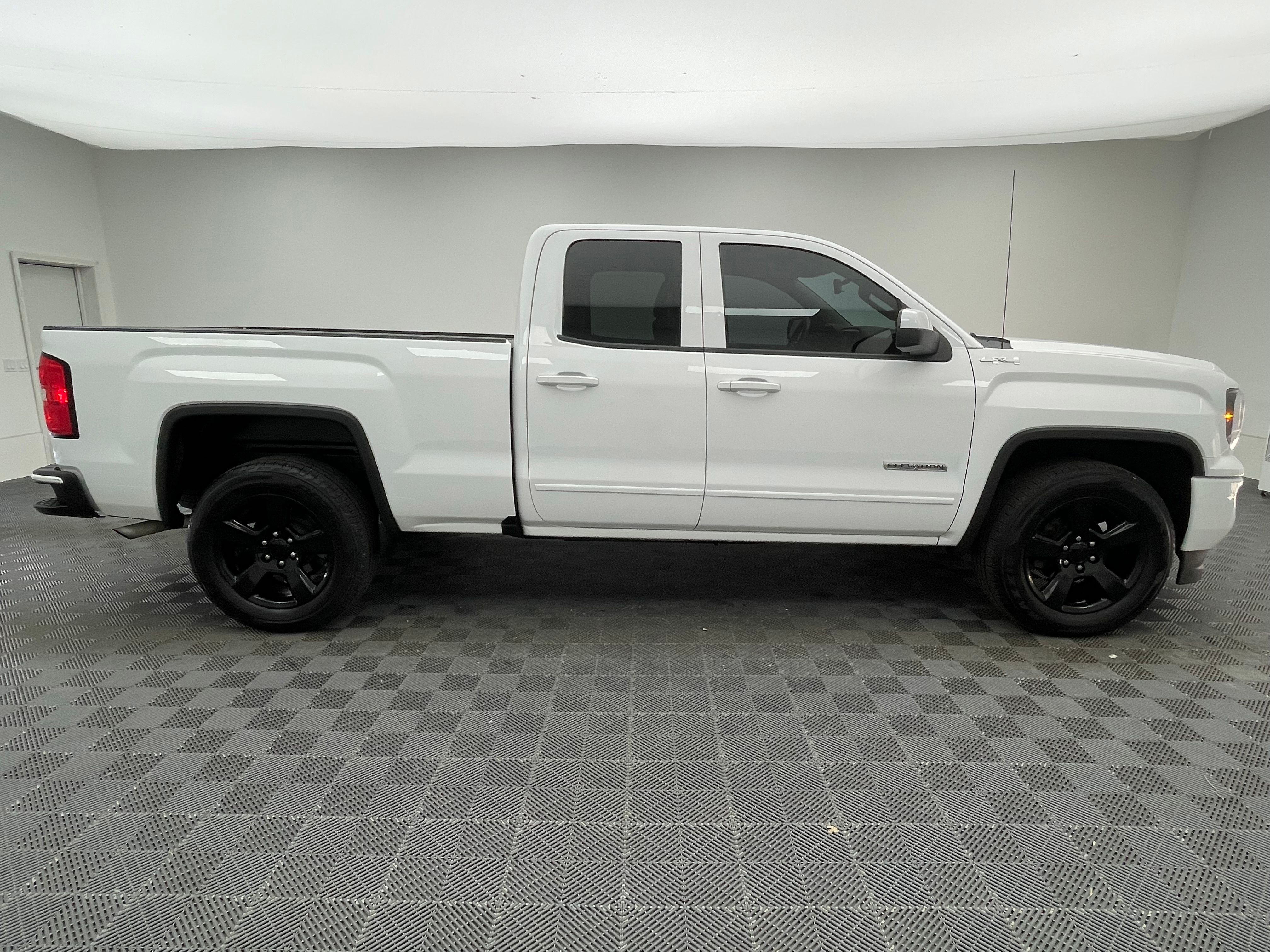 Used 2018 Summit White GMC Base image 5