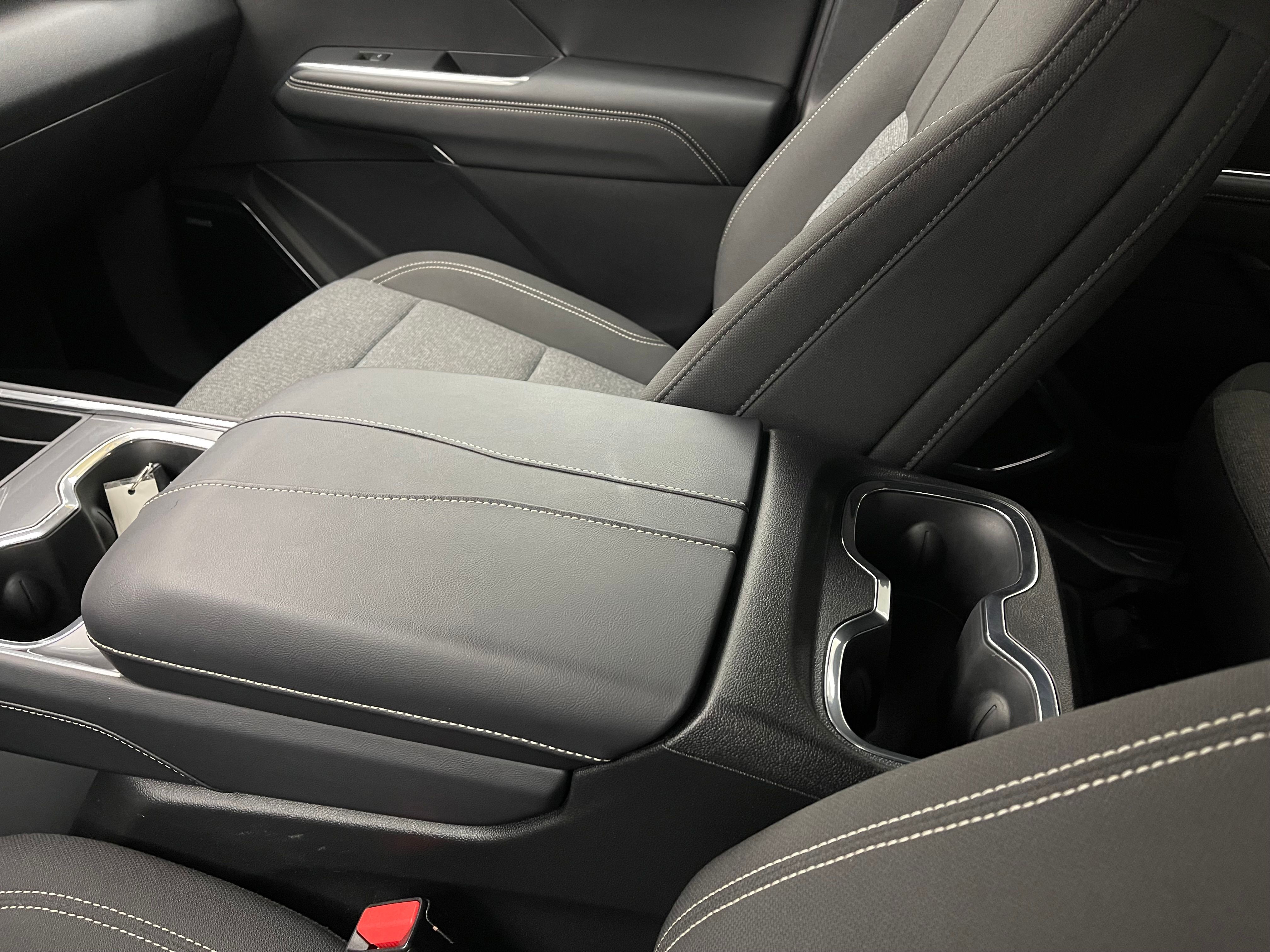 Used 2025 Summit White GMC Elevation image 29
