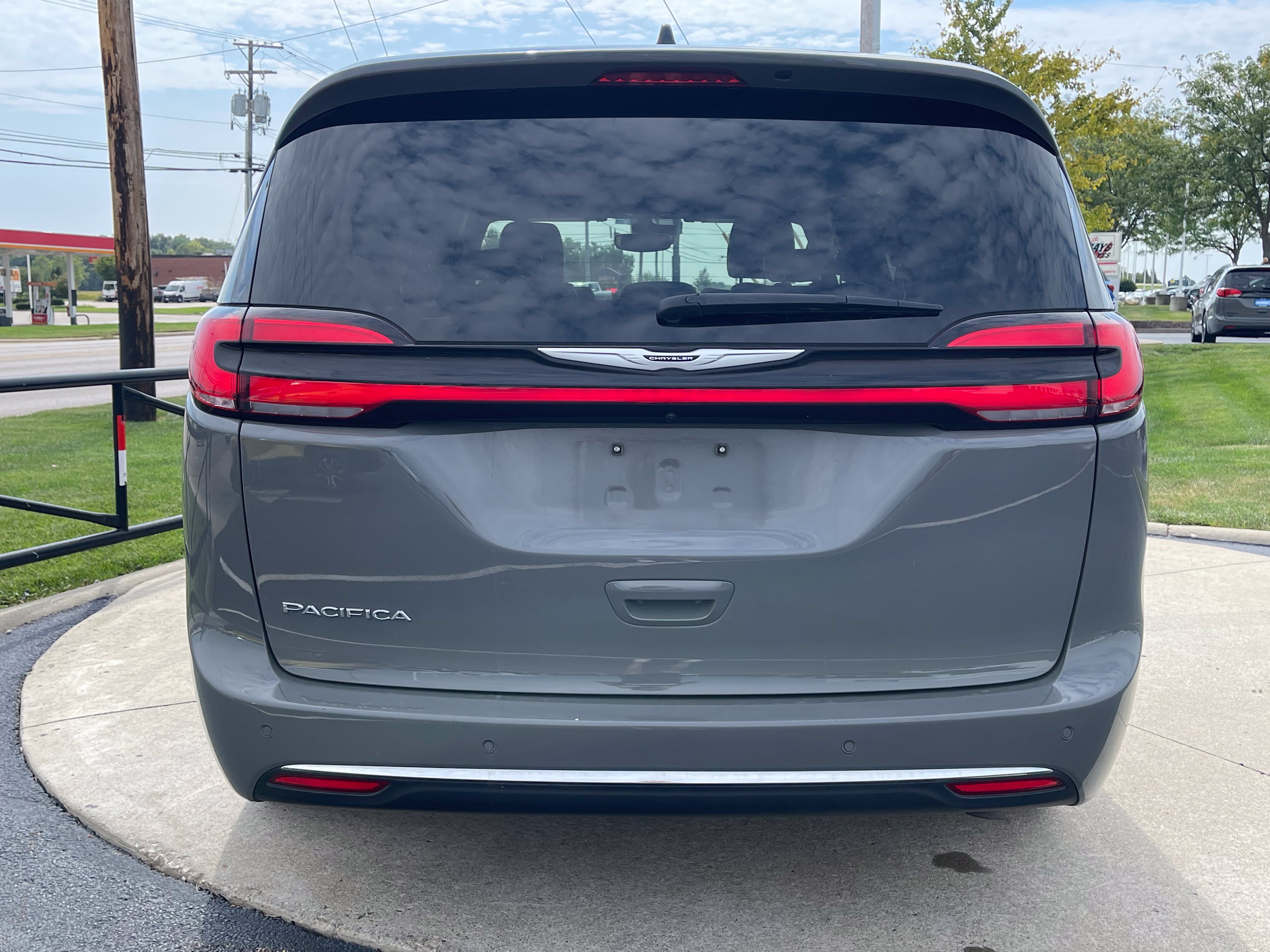 Used 2025 Ceramic Gray Clearcoat Chrysler Select image 6