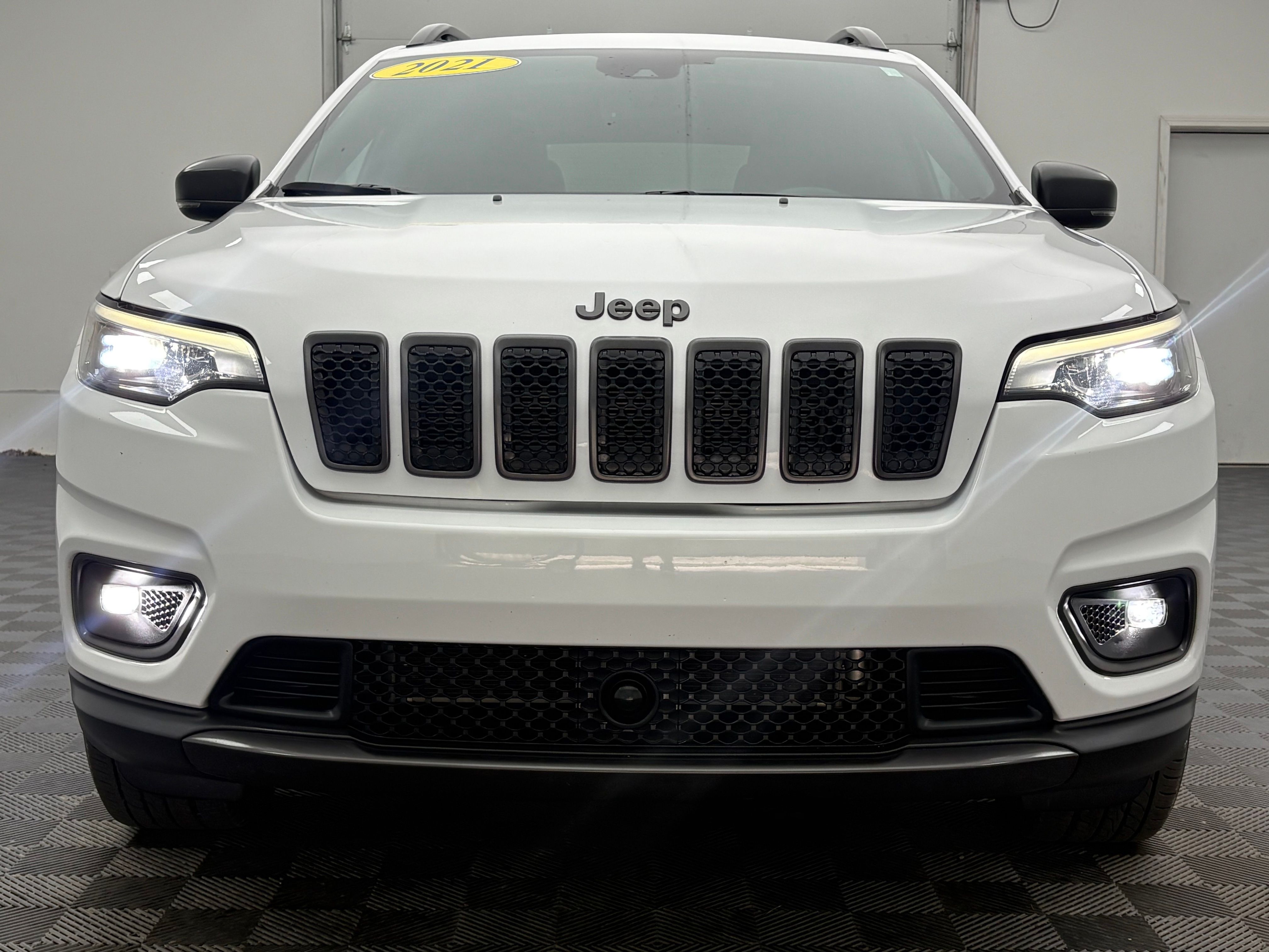 Used 2021 Bright White Clearcoat Jeep Latitude Lux image 14
