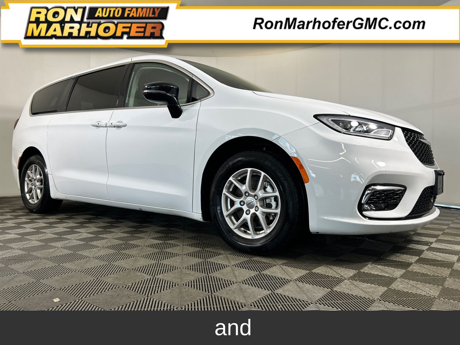 Bright White Clearcoat 2024 Chrysler Pacifica Minivan Front-Wheel Drive 9-Speed Automatic