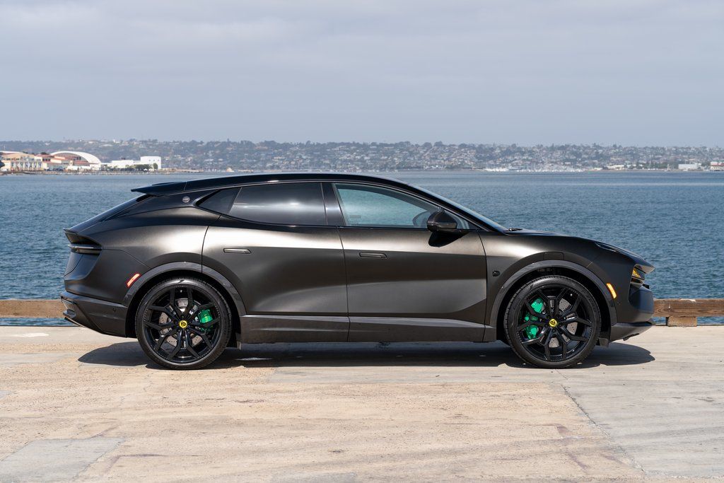 2025 Lotus Eletre Carbon - Photo 2