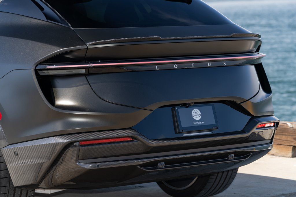 2025 Lotus Eletre Carbon - Photo 25