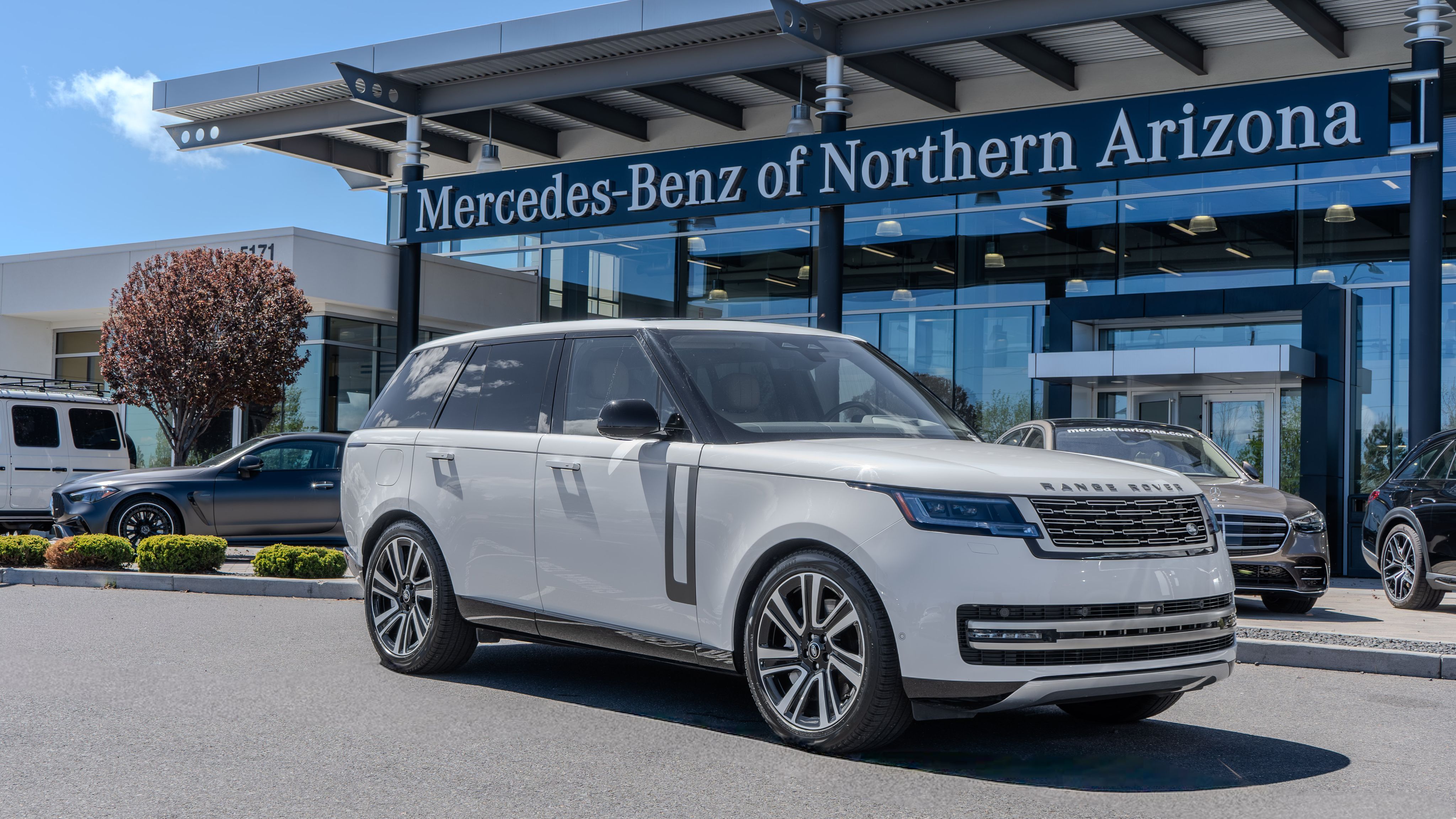 White 2023 Land Rover Range Rover P530 SE AWD SUV / Crossover All-Wheel Drive 8-Speed Automatic