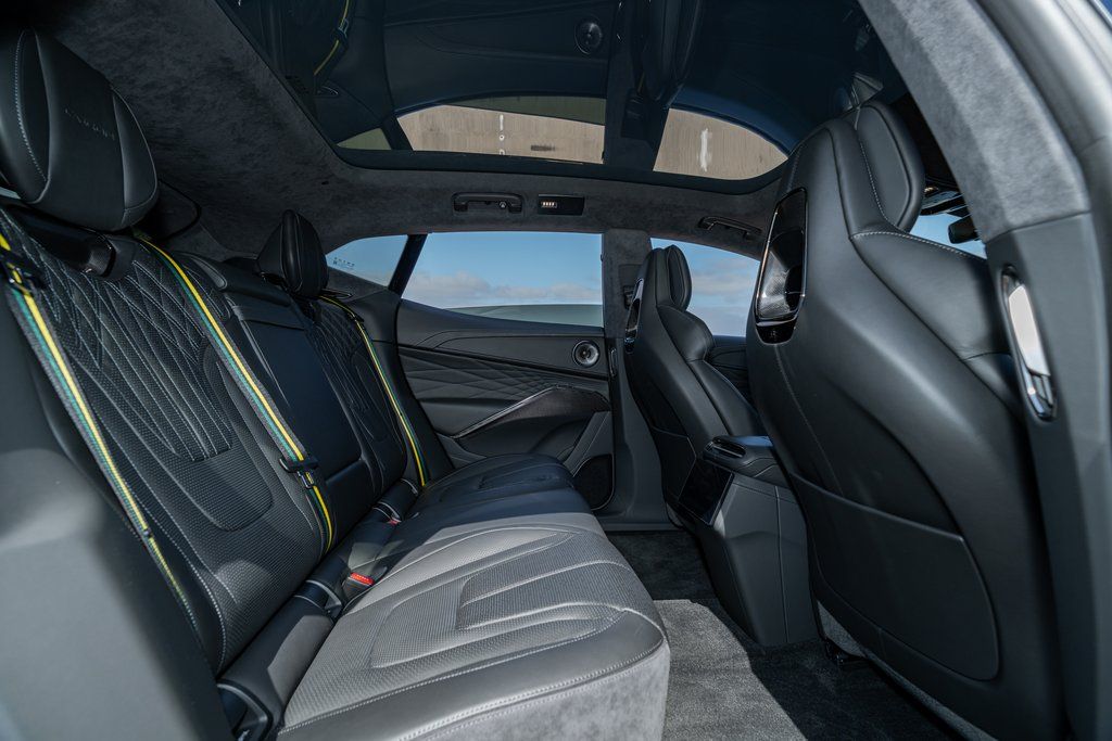 2025 Lotus Eletre Carbon - Photo 18
