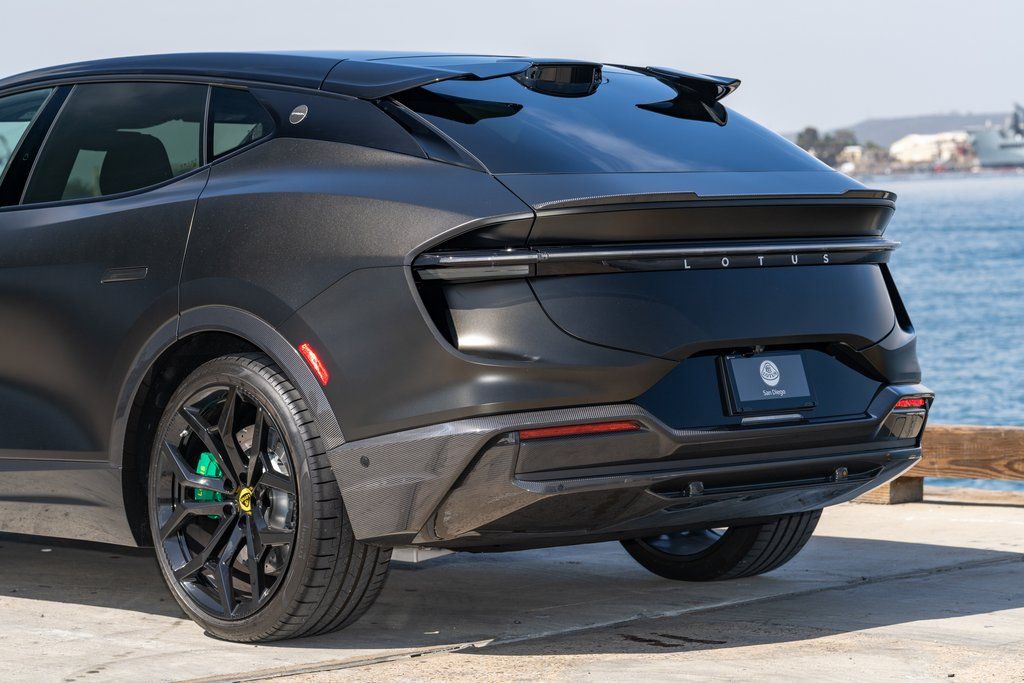 2025 Lotus Eletre Carbon - Photo 11