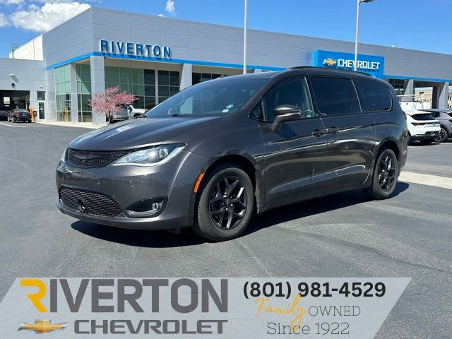 Gray (Granite Crystal Metallic Clearcoat) 2020 Chrysler Pacifica Limited FWD Minivan Front-Wheel Drive 9-Speed Automatic