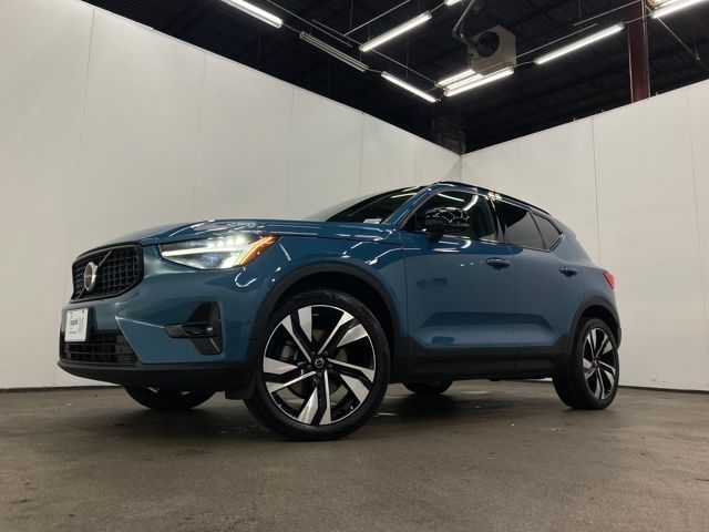 2023 Volvo XC40 B5 Plus Dark Theme