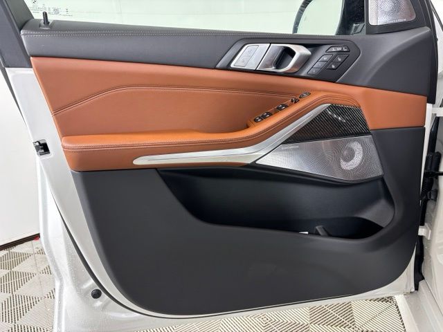 New 2027 White BMW M60i image 9