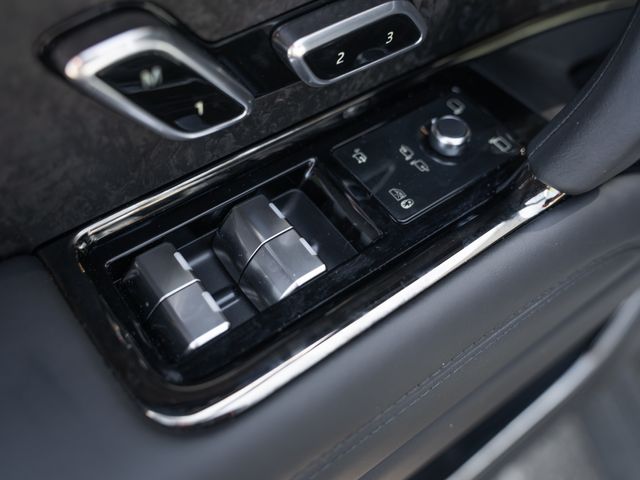 Used 2025  Land Rover Autobiography image 16