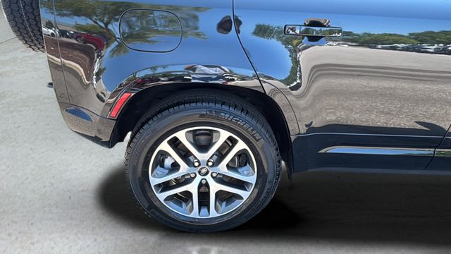Used 2022  Land Rover SE image 39