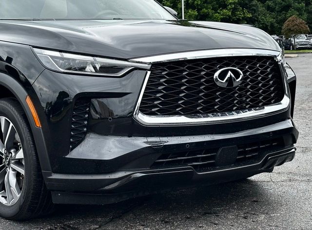 Used 2023 Black INFINITI LUXE image 2