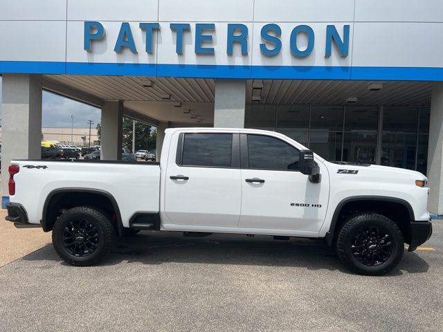 Summit White 2026 Chevrolet Silverado 2500HD Custom Crew Cab 4WD Pickup Truck Four-Wheel Drive Automatic