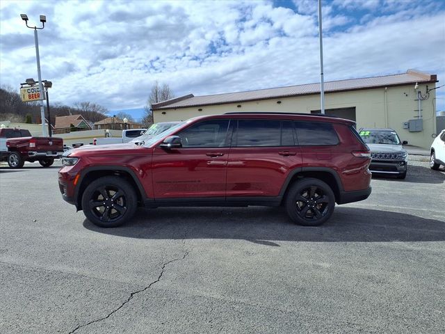 Used 2022 Red Jeep Altitude image 4