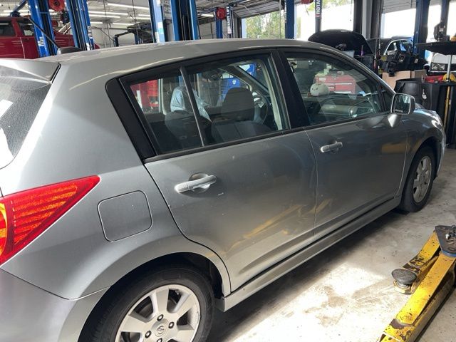 2011 Nissan Versa 1.8 SL 8