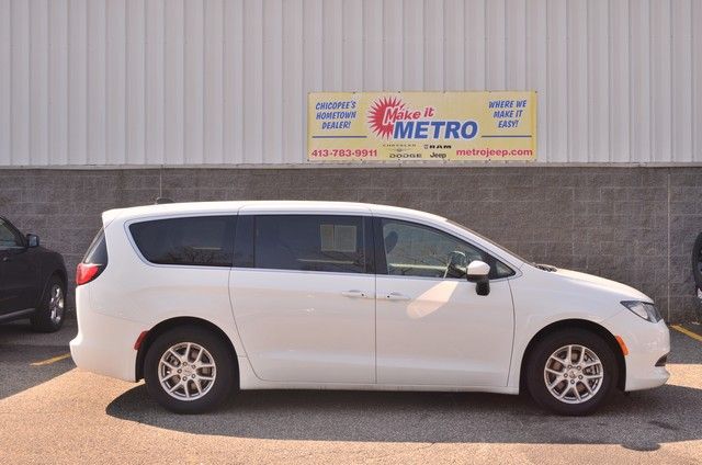 2023 Chrysler Voyager LX FWD