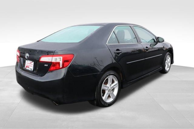 2013 Toyota Camry SE 16