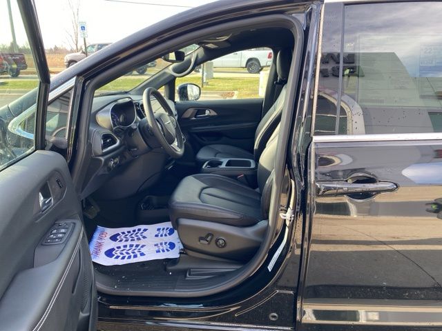 2026 Chrysler Pacifica Select - Diamond Black Crystal Pearlcoat exterior view 11