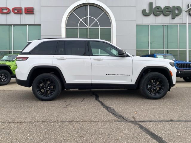 2026 Jeep Grand Cherokee Laredo - Bright White Clearcoat exterior view 4