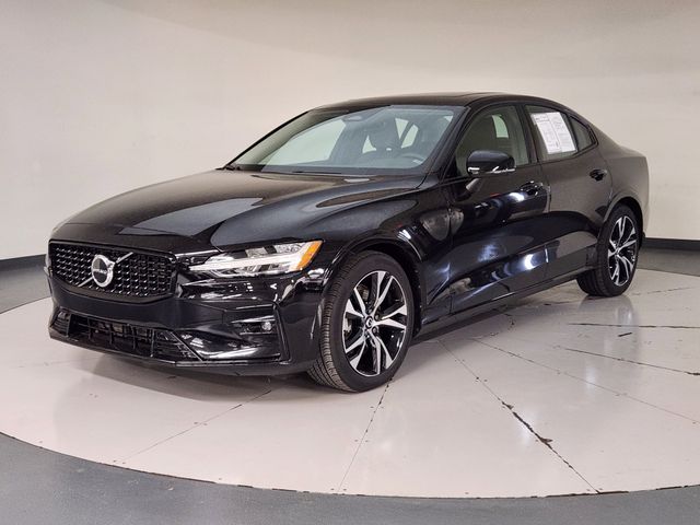 2024 Volvo S60 B5 Core Dark Theme