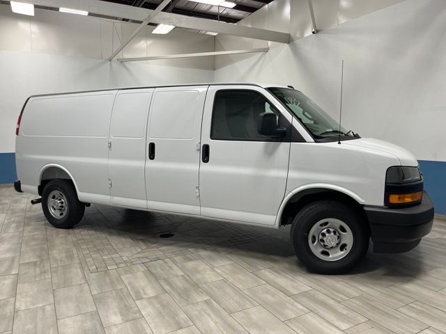 New 2026 Summit White Chevrolet Work Van image 32