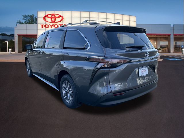 2025 Toyota Sienna LE 24