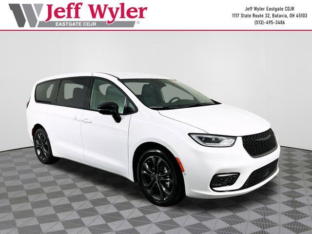 White 2026 Chrysler Pacifica Select FWD Minivan Front-Wheel Drive Automatic
