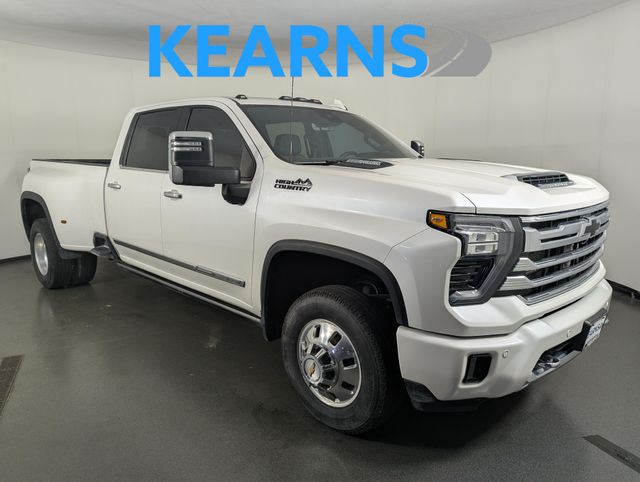 White (Iridescent Pearl Tricoat) 2025 Chevrolet Silverado 3500HD Pickup Truck Four-Wheel Drive Automatic