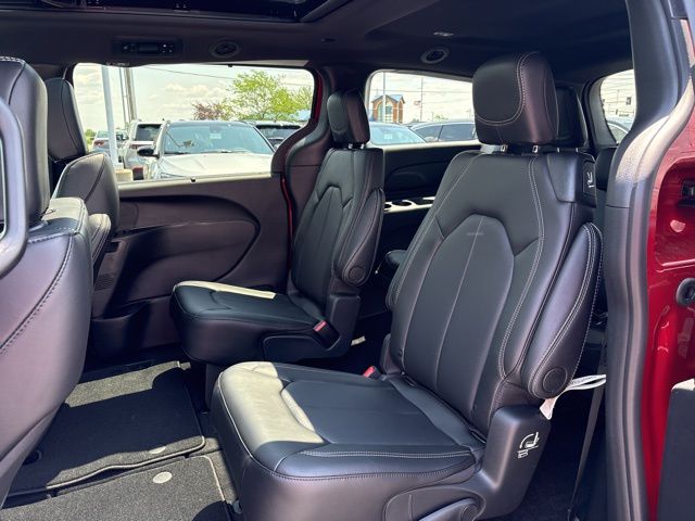 New 2025 Chrysler Pacifica Select 4D Passenger Van